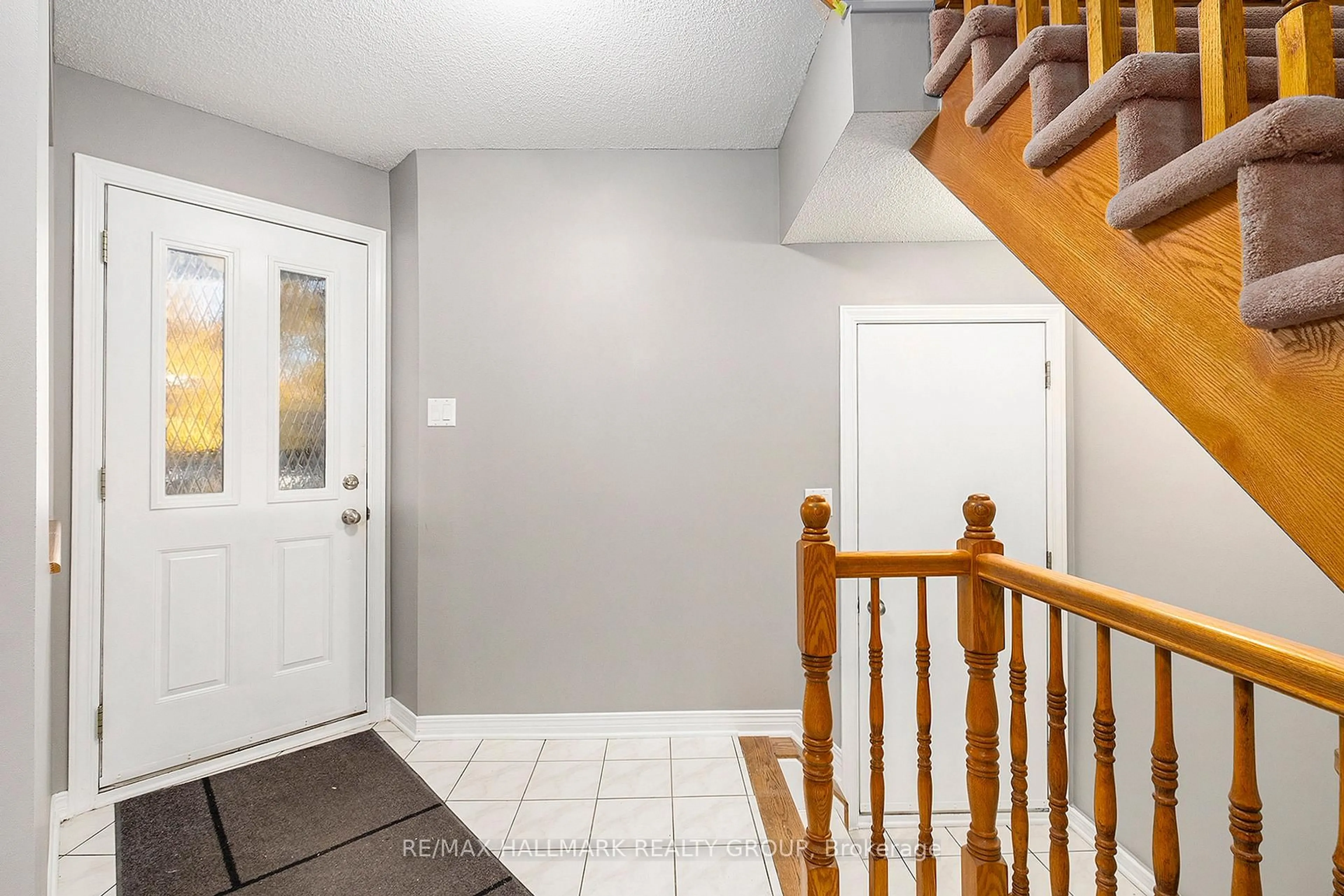Indoor entryway for 64 Grenadier Way, Ottawa Ontario K2J 4L5