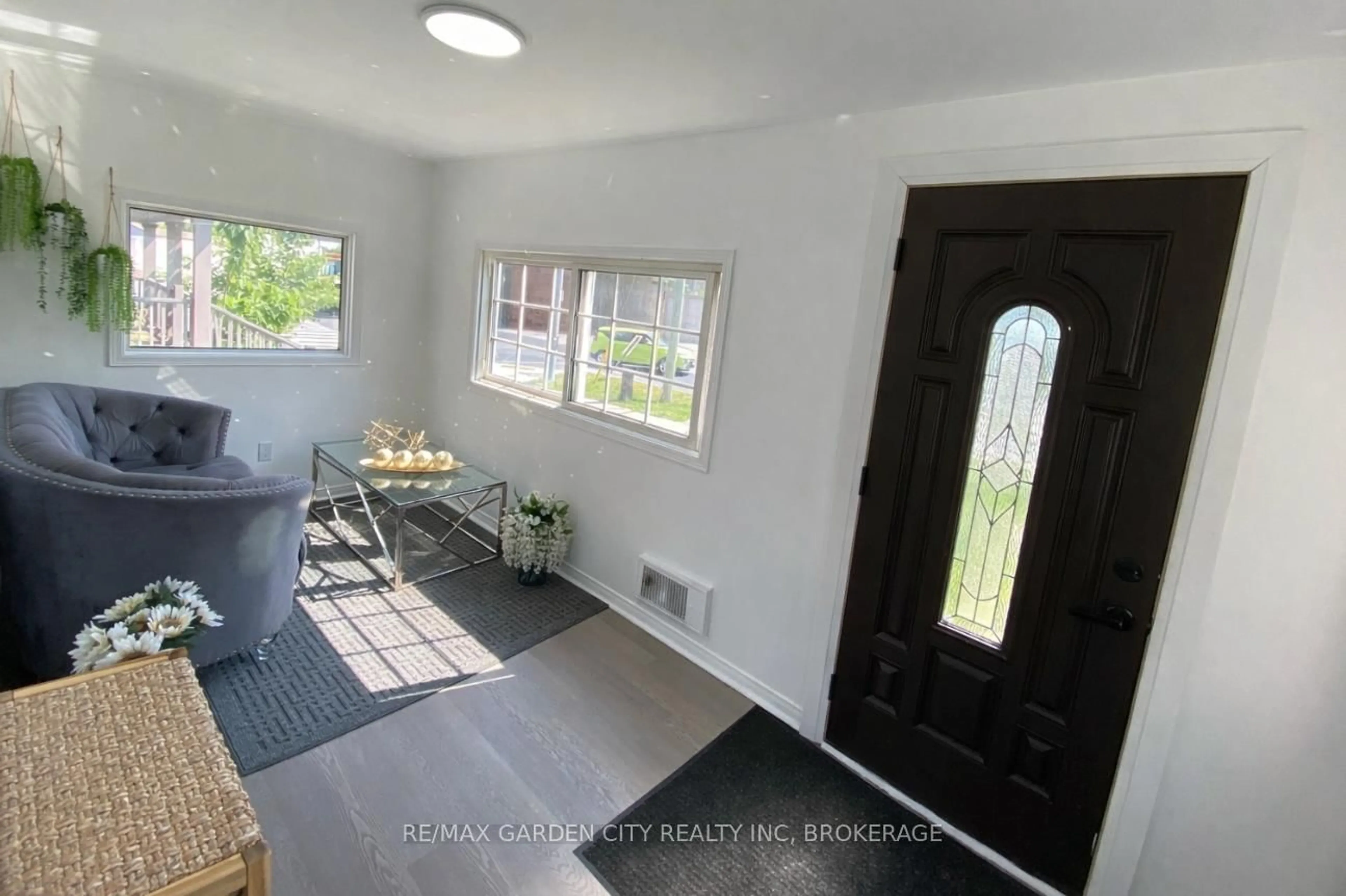 Indoor entryway for 243 Geneva St, St. Catharines Ontario L2R 4R2