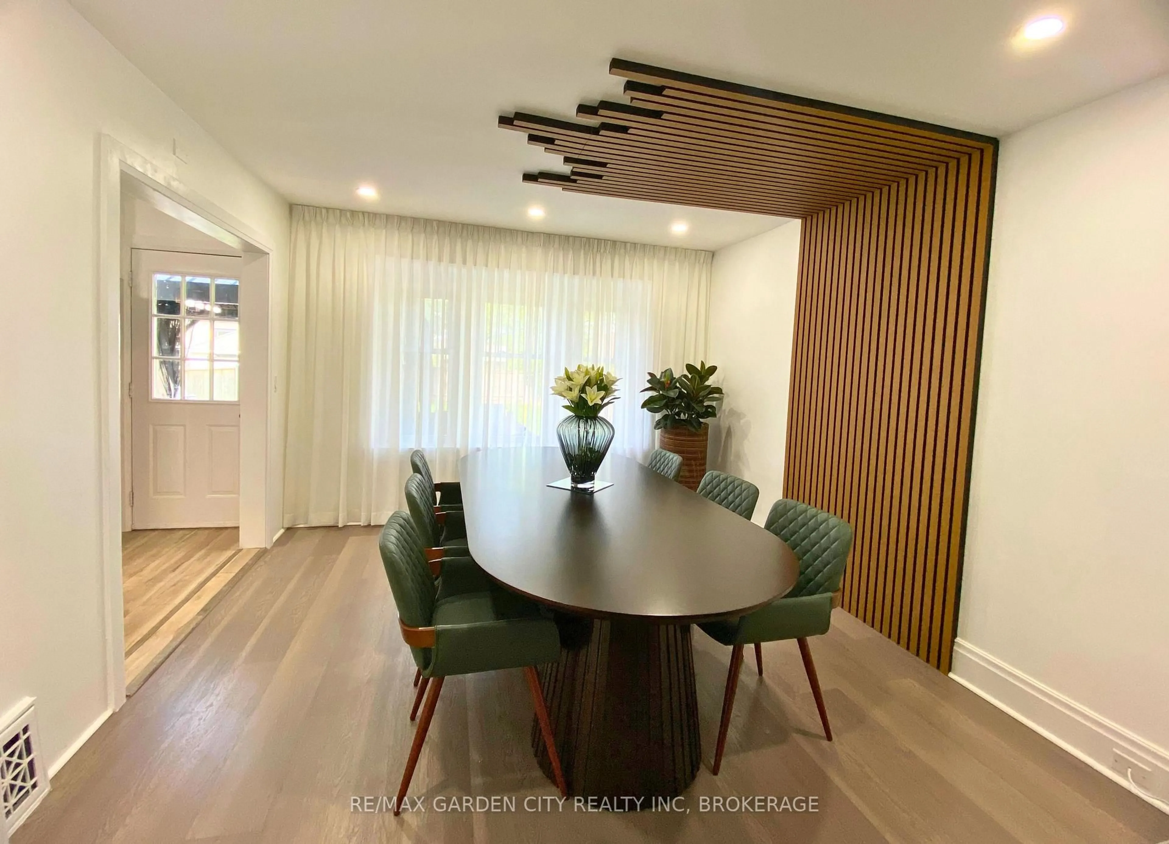 Dining room, wood/laminate floor for 243 Geneva St, St. Catharines Ontario L2R 4R2