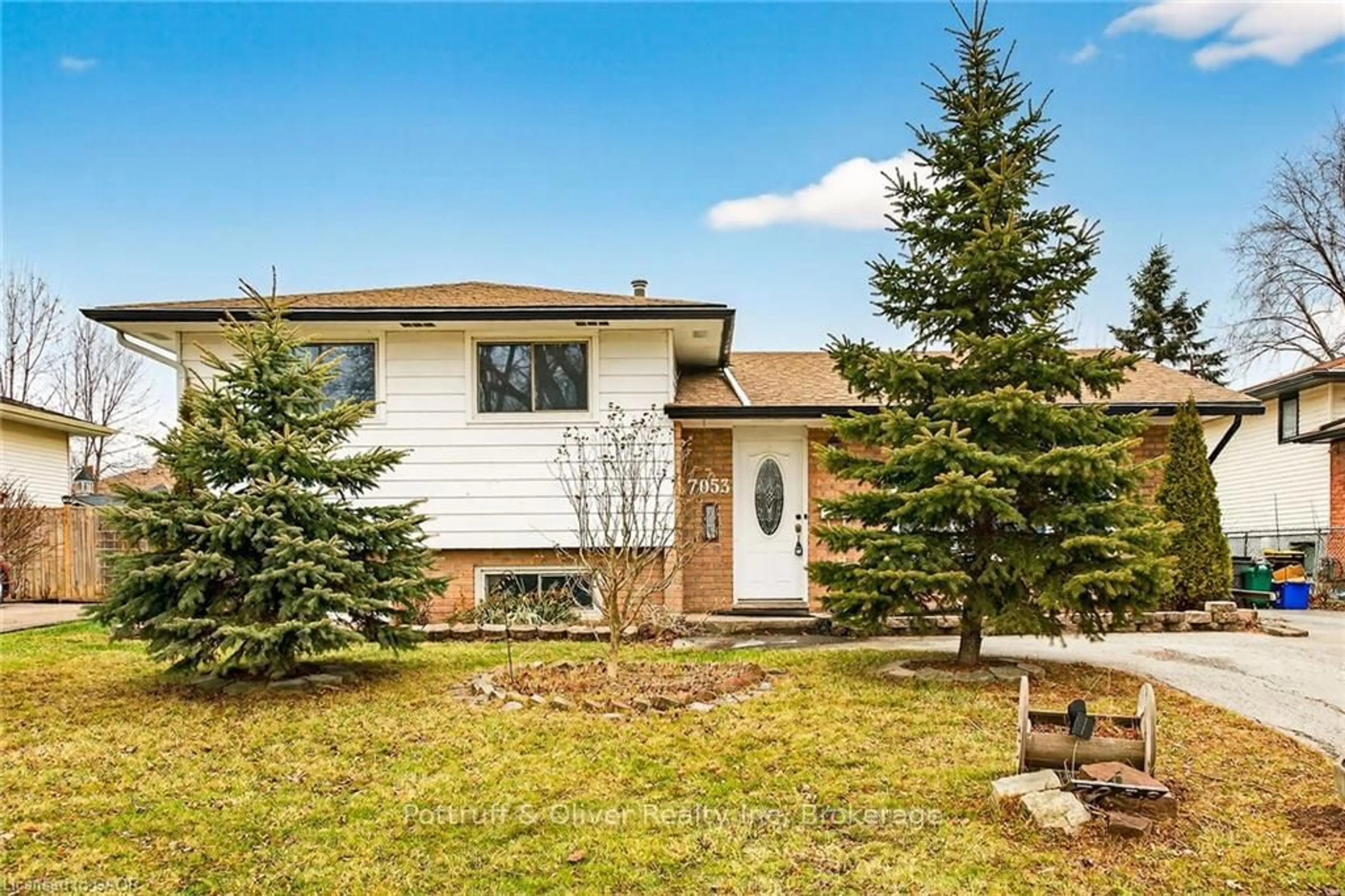 Home with vinyl exterior material, street for 7053 Bonnie St, Niagara Falls Ontario L2G 7N1