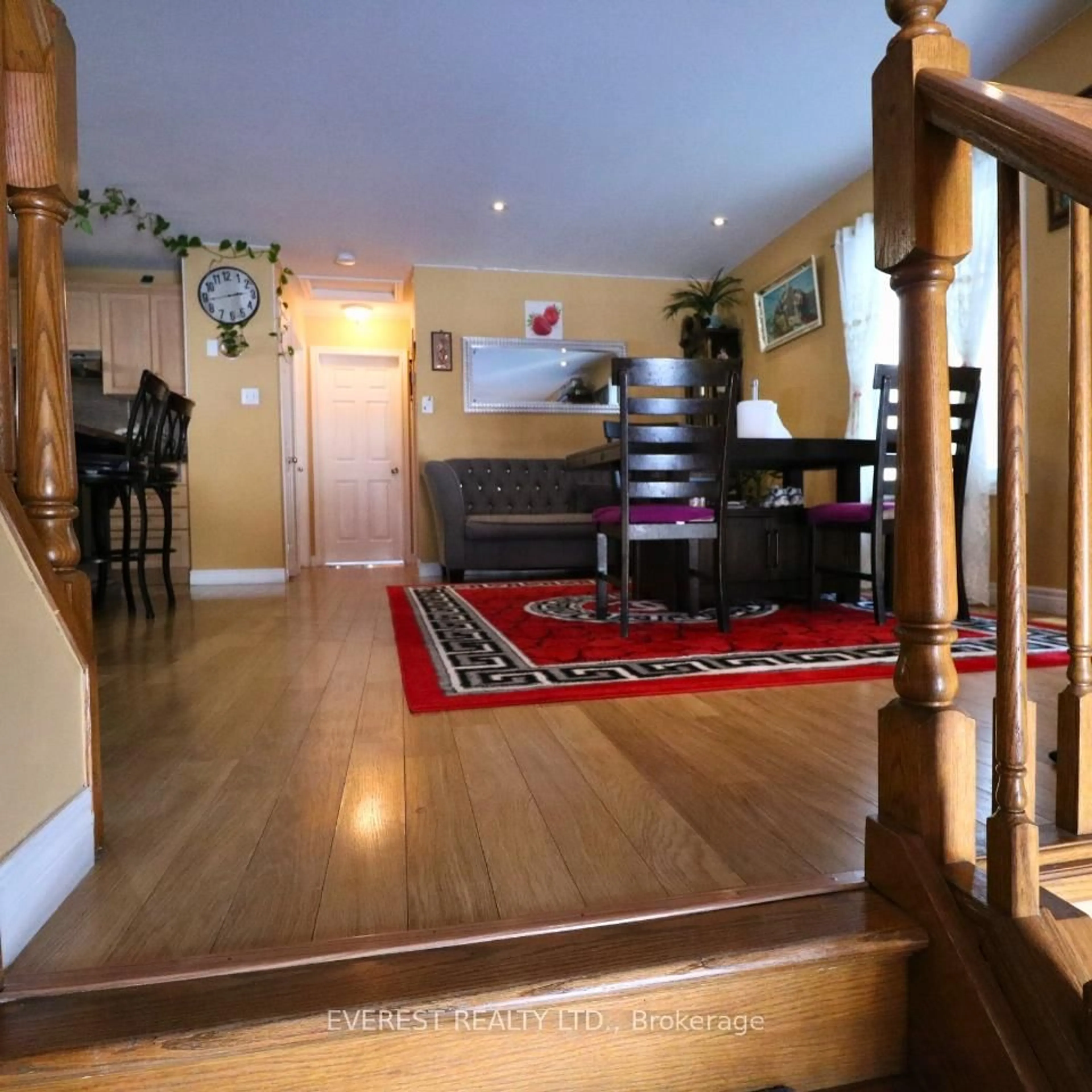Indoor foyer for 949 MARIGOLD St, London North Ontario N5X 4N8
