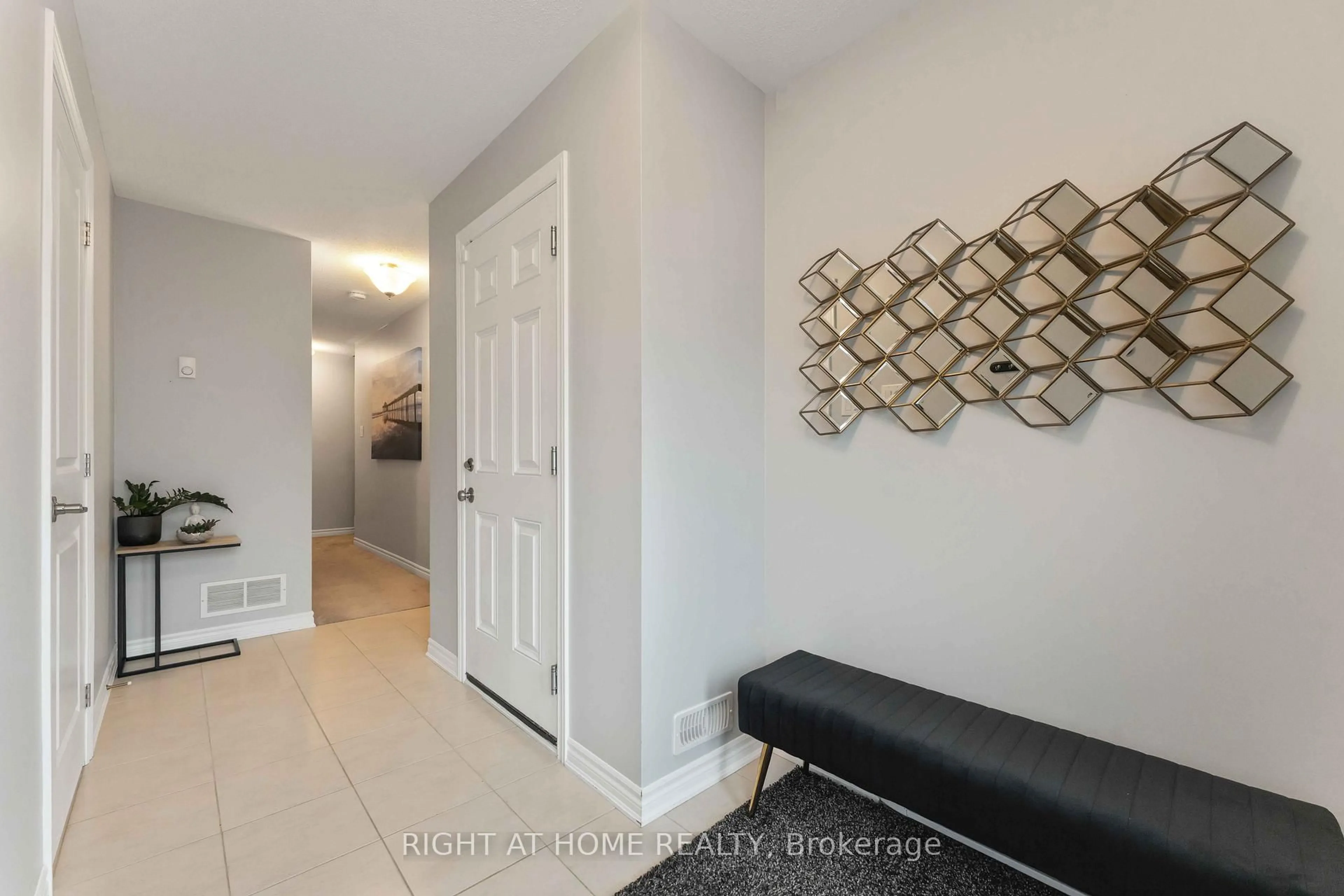 Indoor entryway for 118 Helenium Lane, Orleans Ontario K4A 1C6