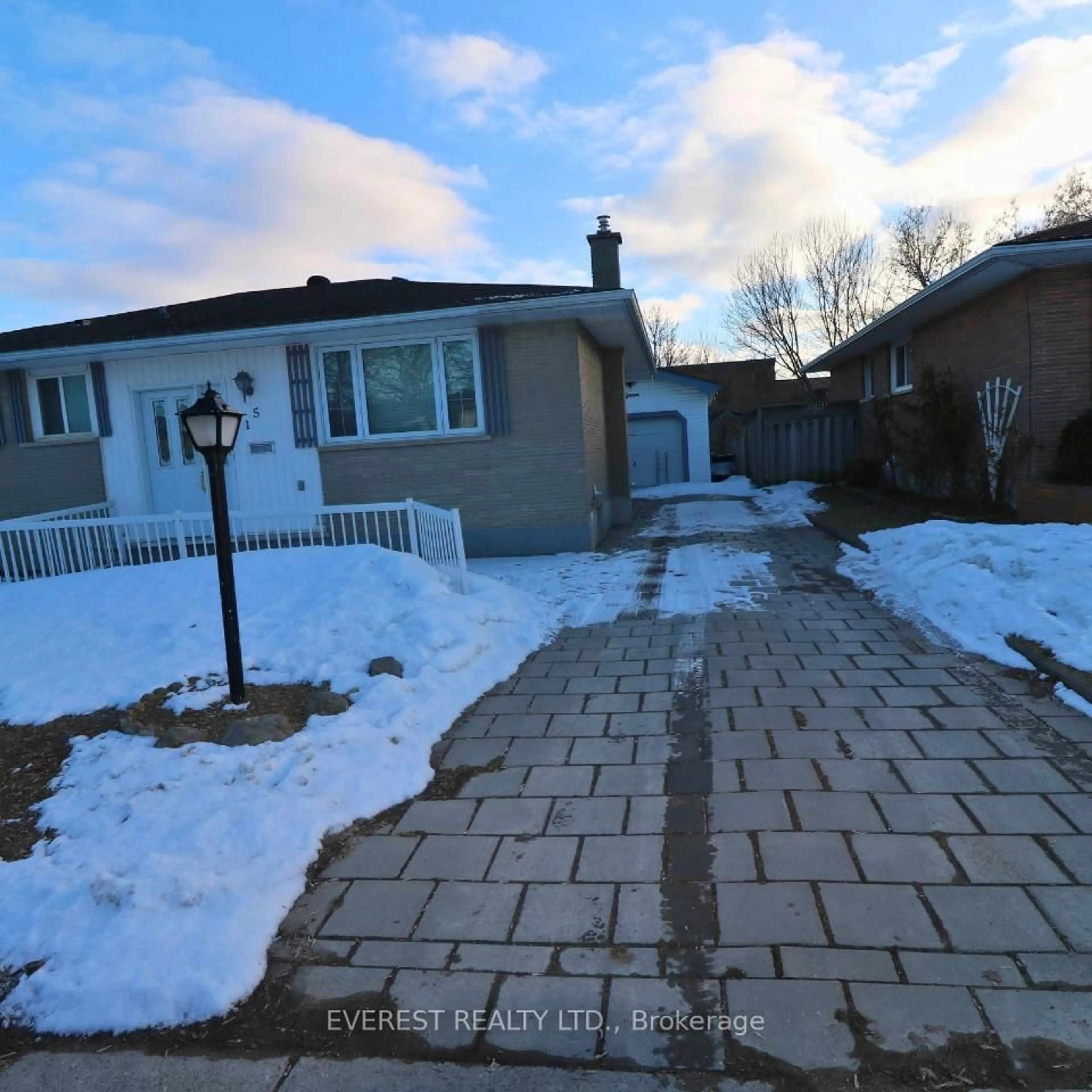 A pic from outside/outdoor area/front of a property/back of a property/a pic from drone, street for 15 OAKVILLE Ave, London East Ontario N5V 2R9