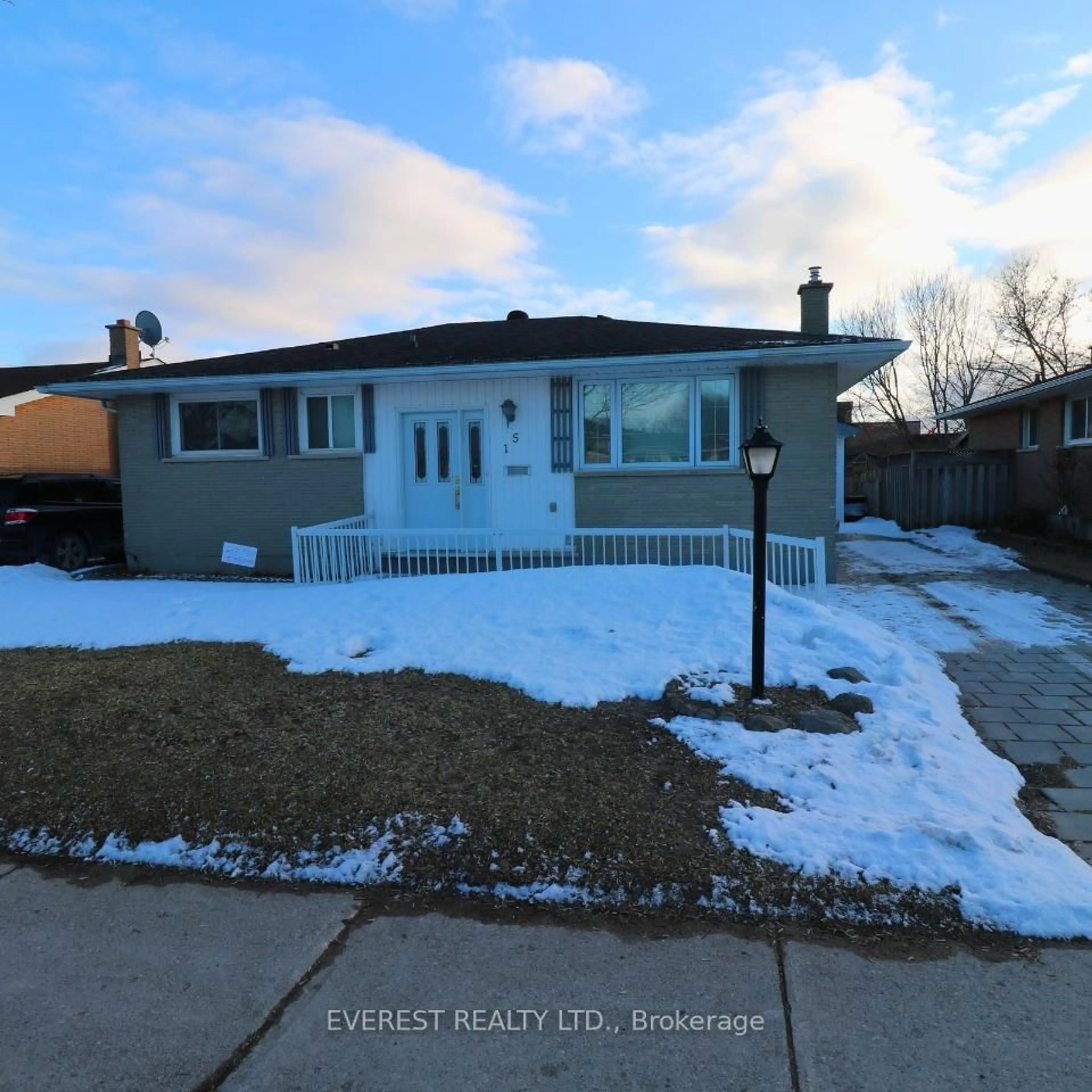 Unknown for 15 OAKVILLE Ave, London East Ontario N5V 2R9