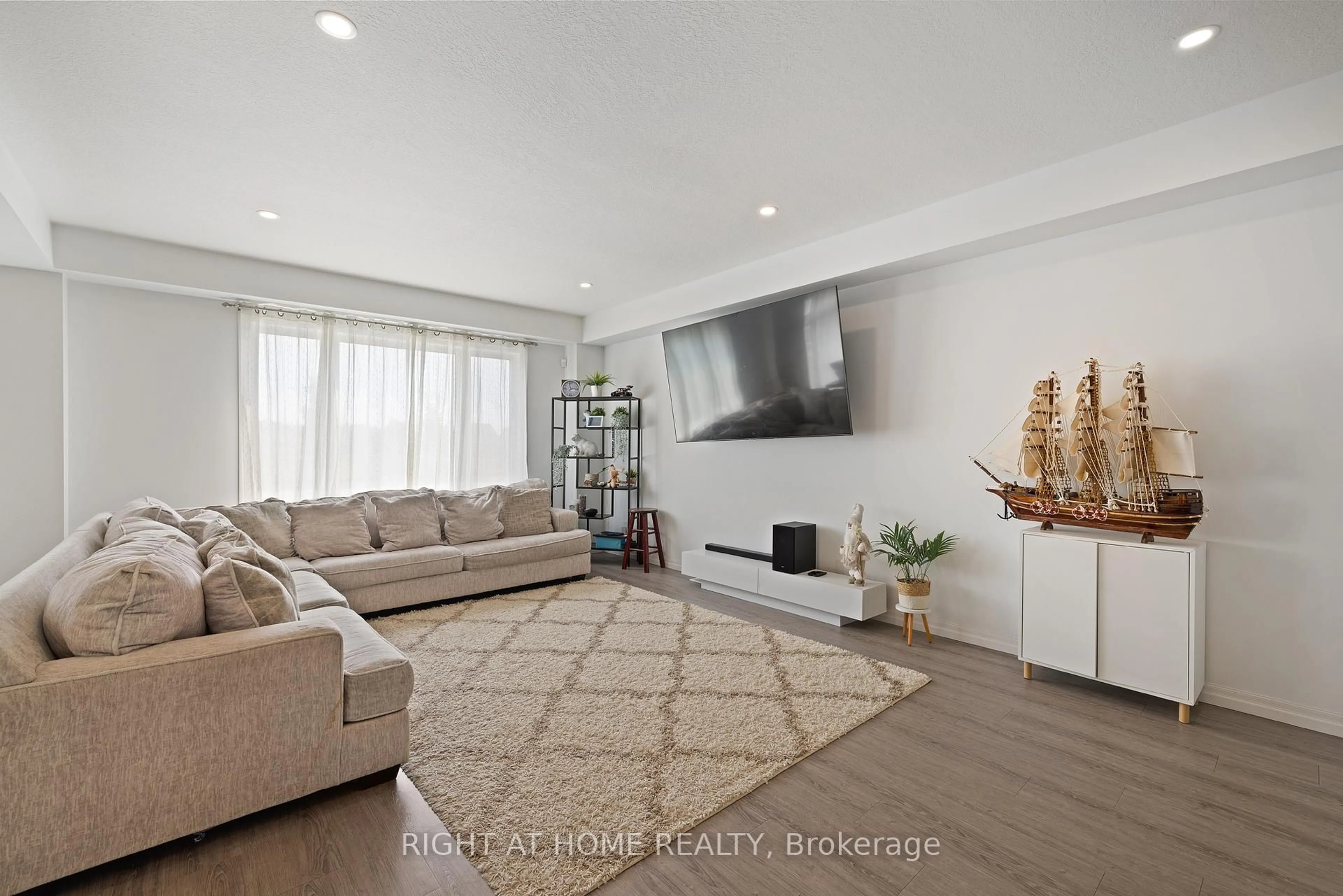 Living room with furniture, unknown for 139 FREURE Dr, Cambridge Ontario N1S 0A2