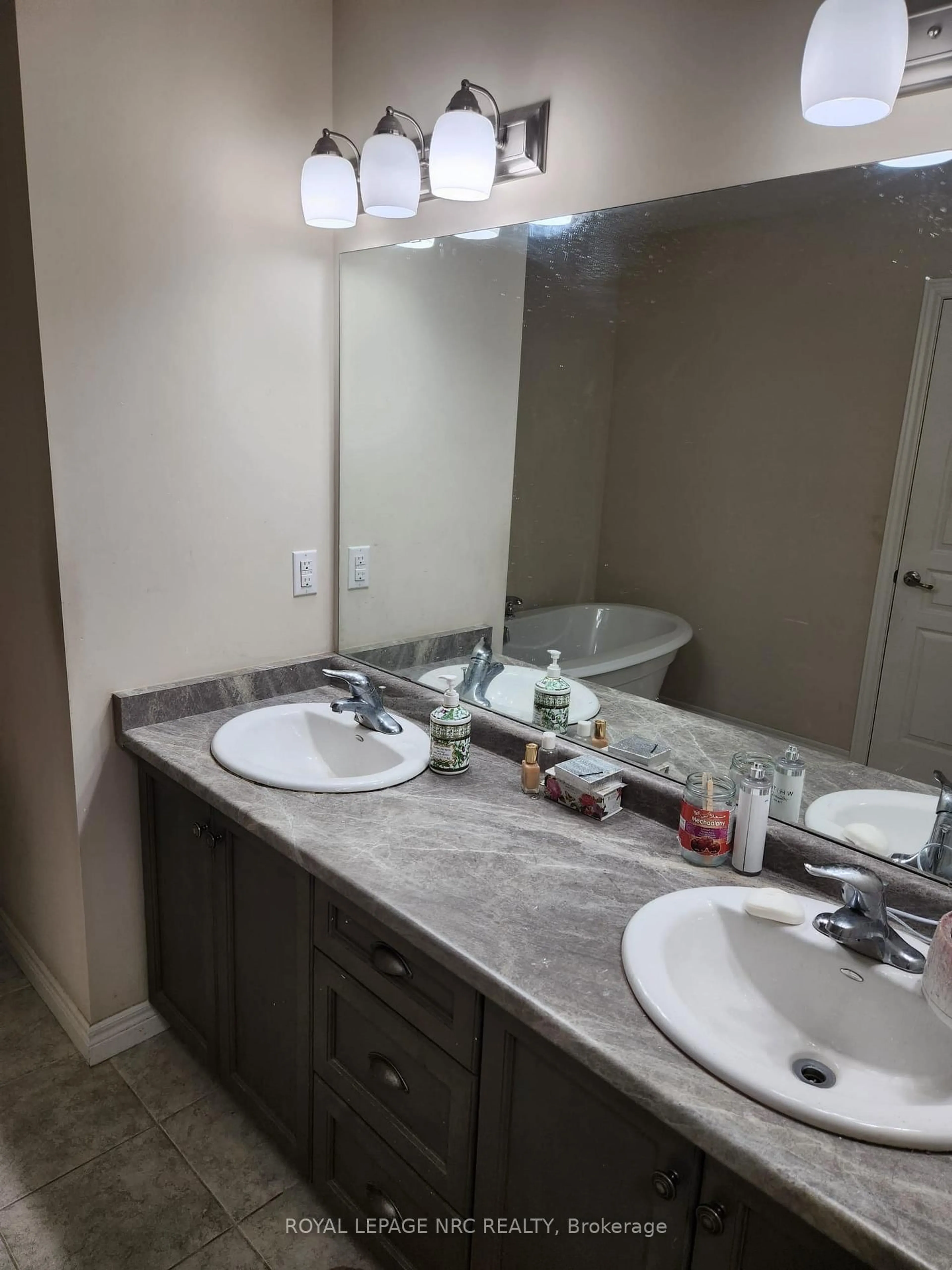 Standard bathroom, unknown for 40 Elderberry St, Thorold Ontario L2V 0E7