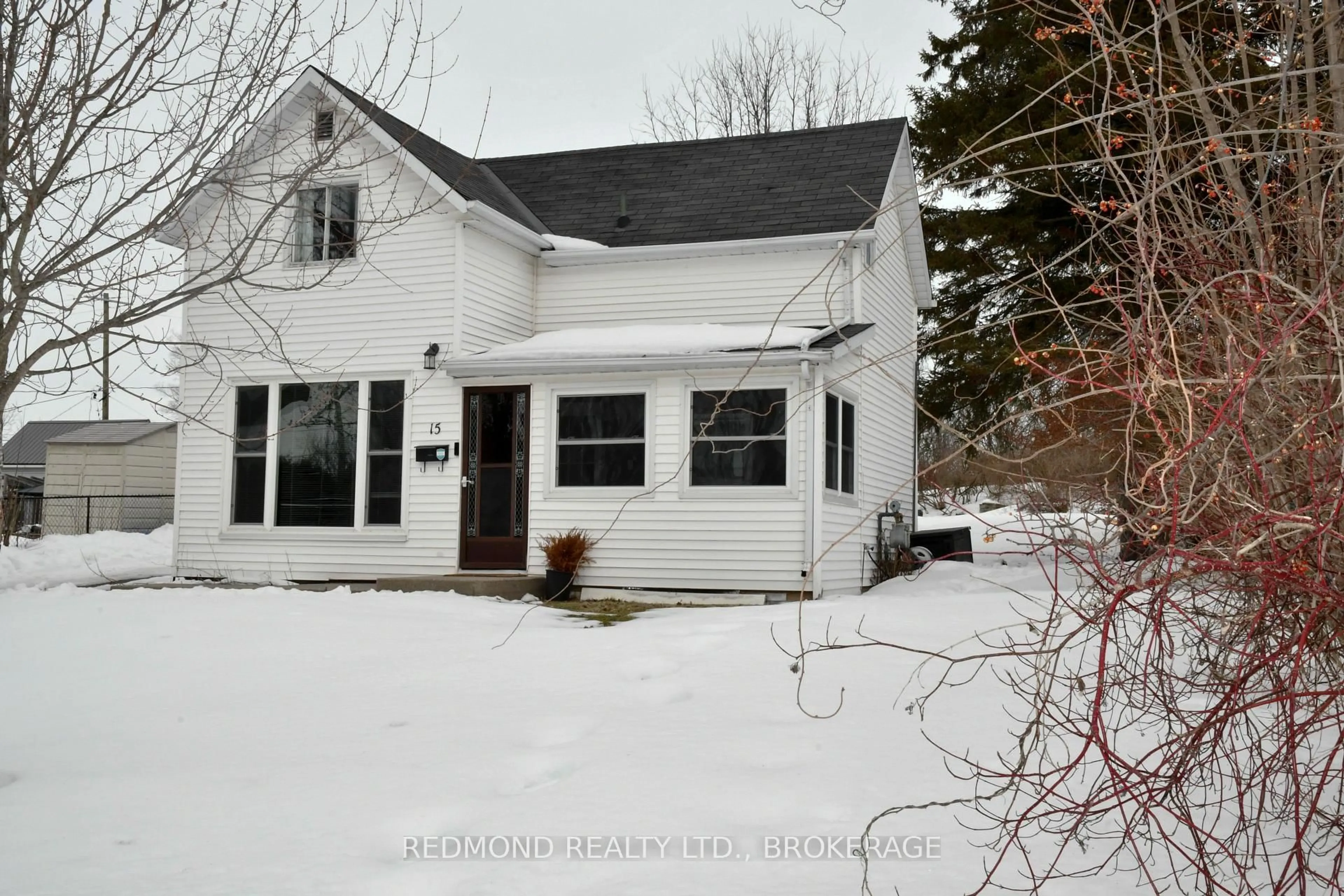 A pic from outside/outdoor area/front of a property/back of a property/a pic from drone, street for 15 Osborne St, Gananoque Ontario K7G 2N4