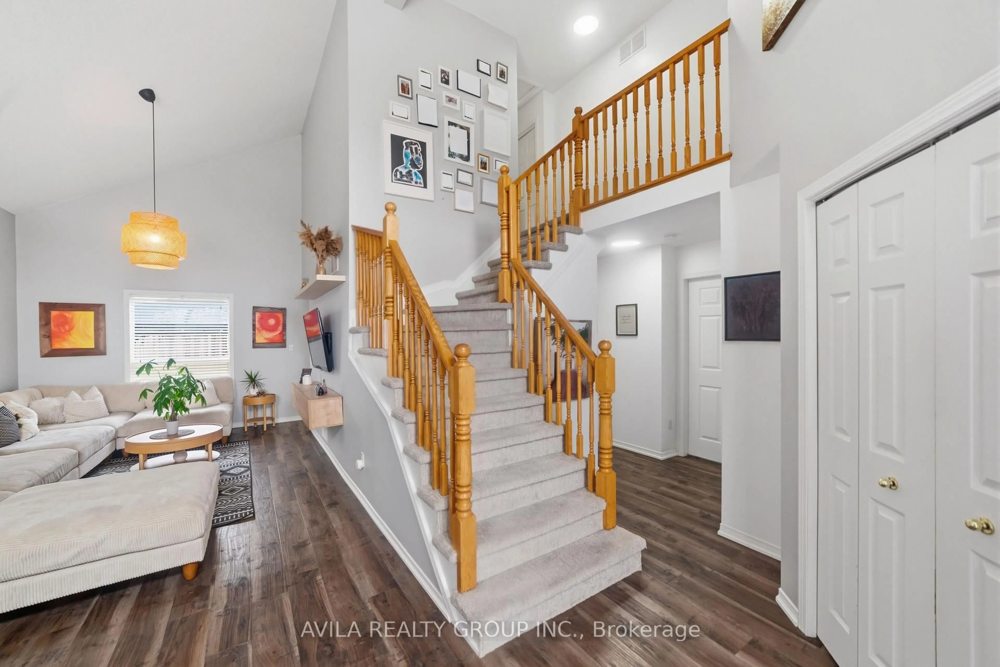 Indoor entryway for 114 Braemar Ave, Haldimand Ontario N3W 2L8