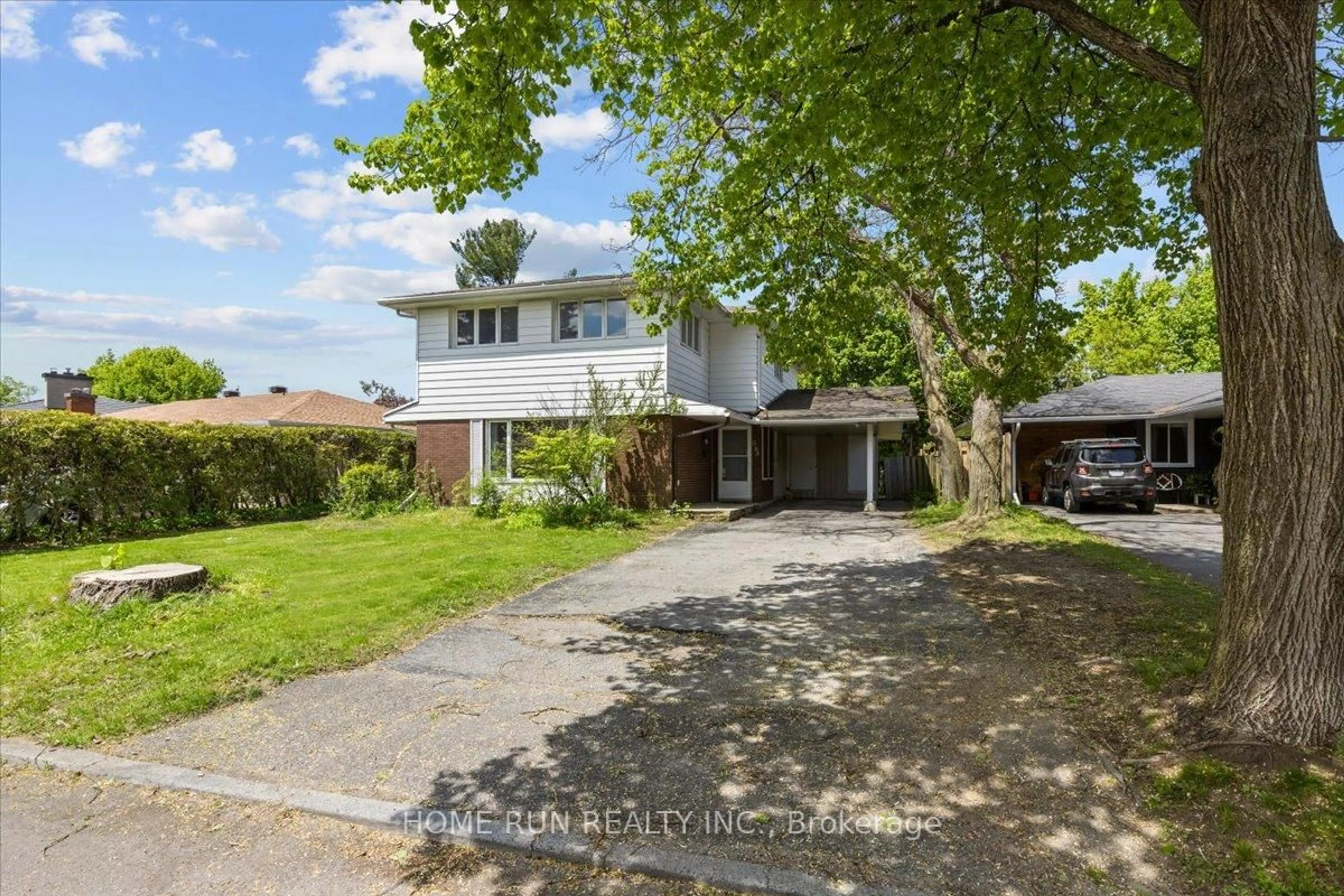 A pic from outside/outdoor area/front of a property/back of a property/a pic from drone, street for 685 FARMINGTON Ave, Ottawa Ontario K1V 7H4