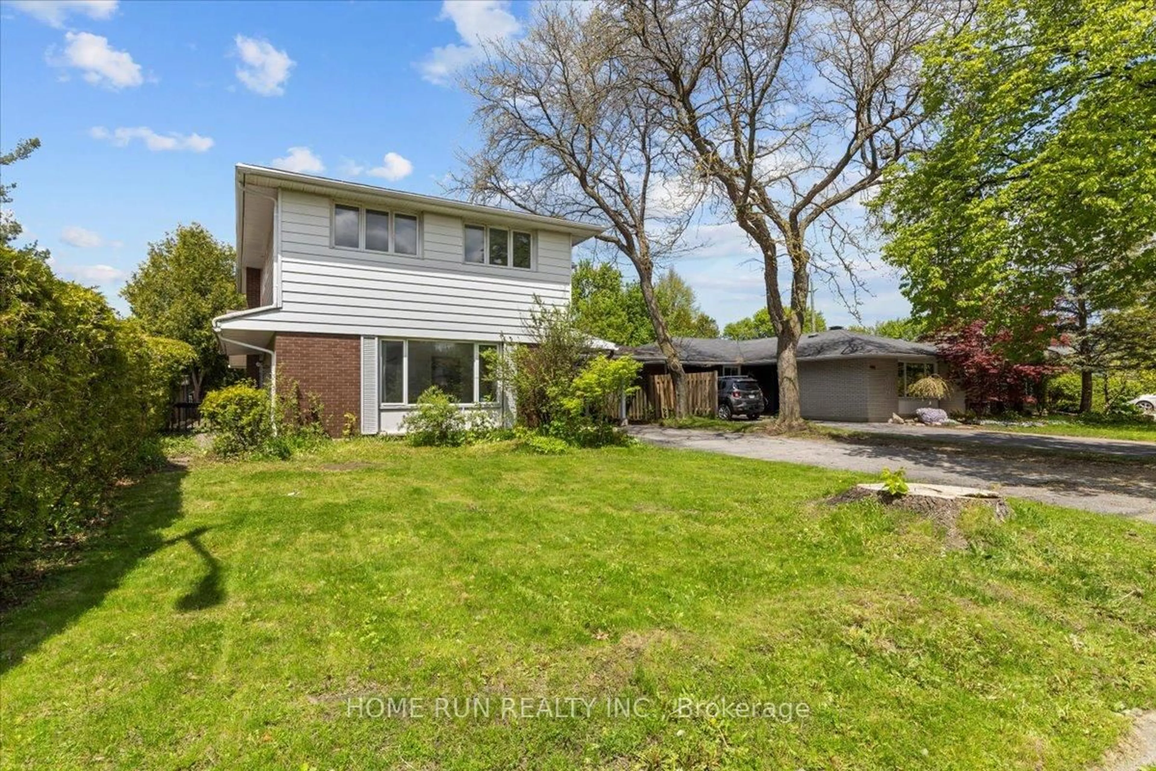 A pic from outside/outdoor area/front of a property/back of a property/a pic from drone, street for 685 FARMINGTON Ave, Ottawa Ontario K1V 7H4