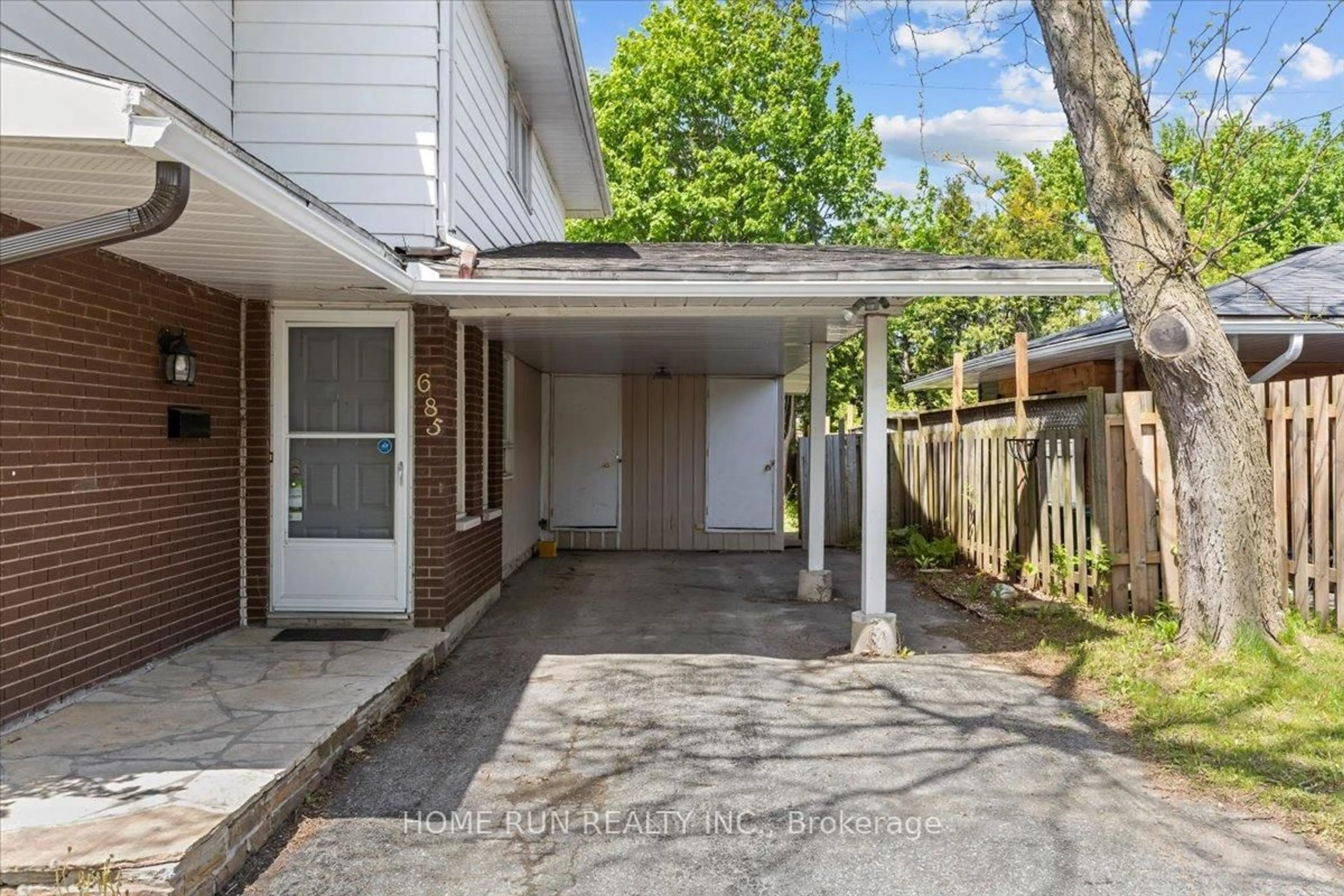 A pic from outside/outdoor area/front of a property/back of a property/a pic from drone, street for 685 FARMINGTON Ave, Ottawa Ontario K1V 7H4