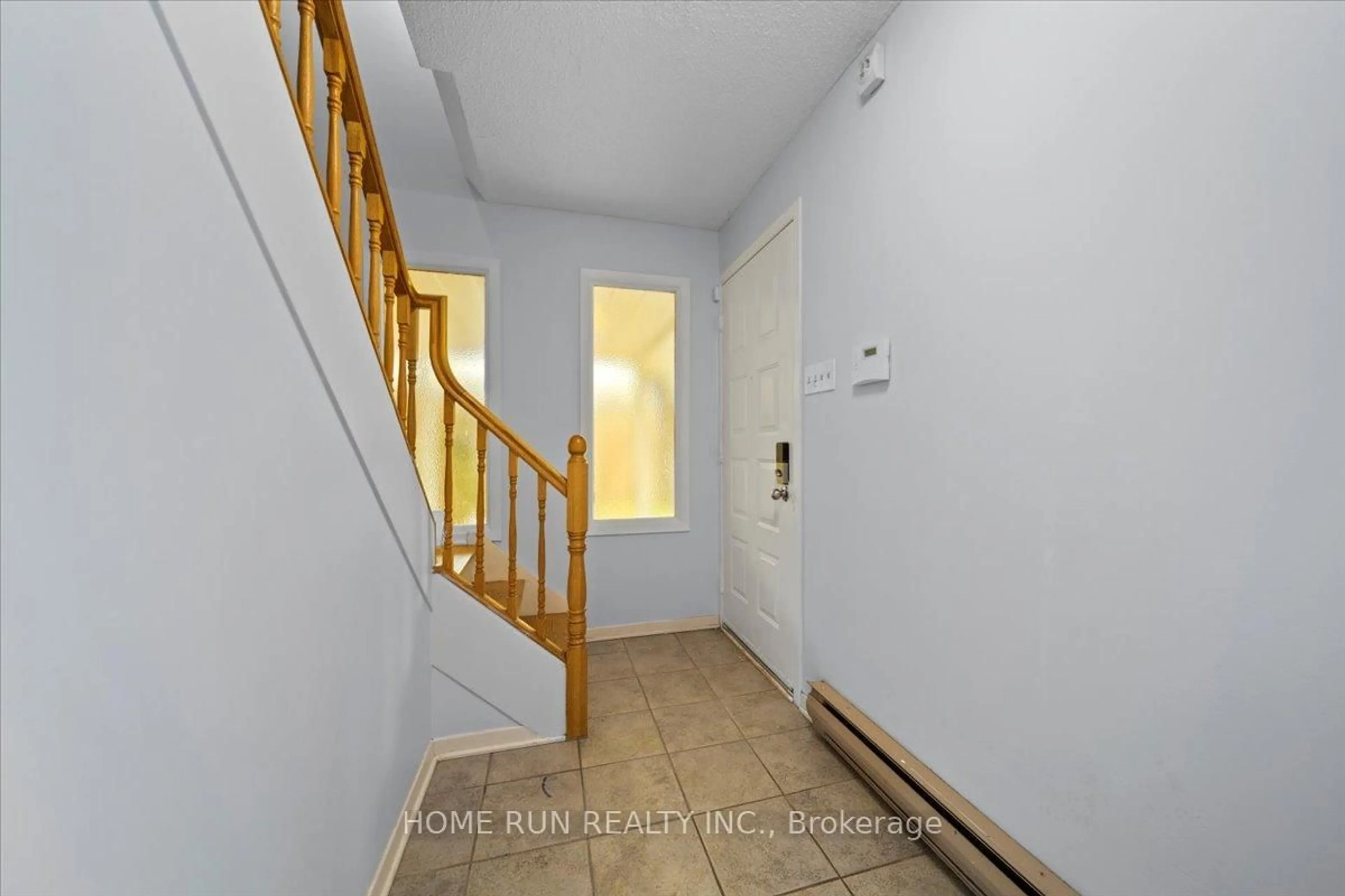 Indoor entryway for 685 FARMINGTON Ave, Ottawa Ontario K1V 7H4