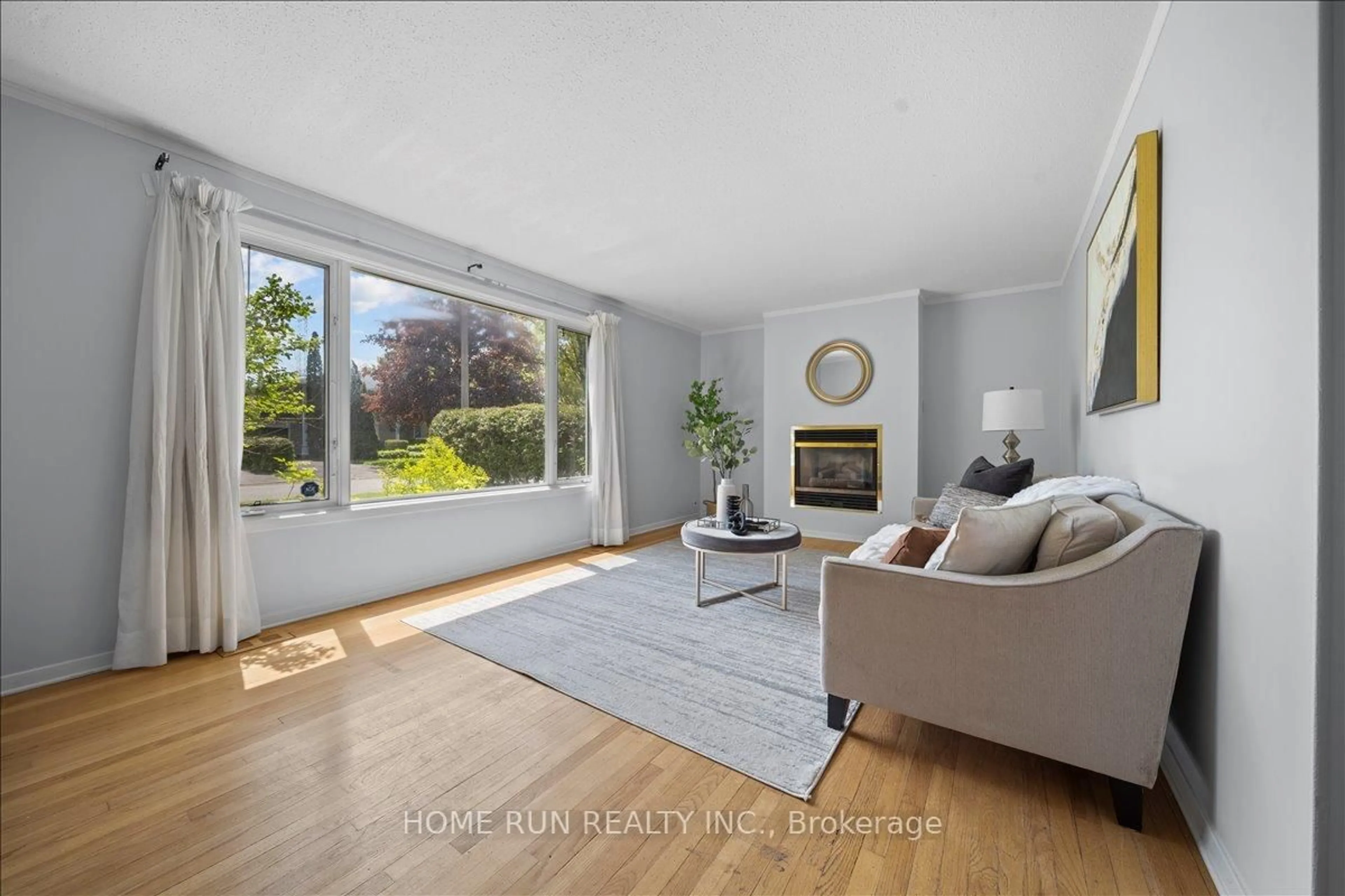 Living room with furniture, unknown for 685 FARMINGTON Ave, Ottawa Ontario K1V 7H4