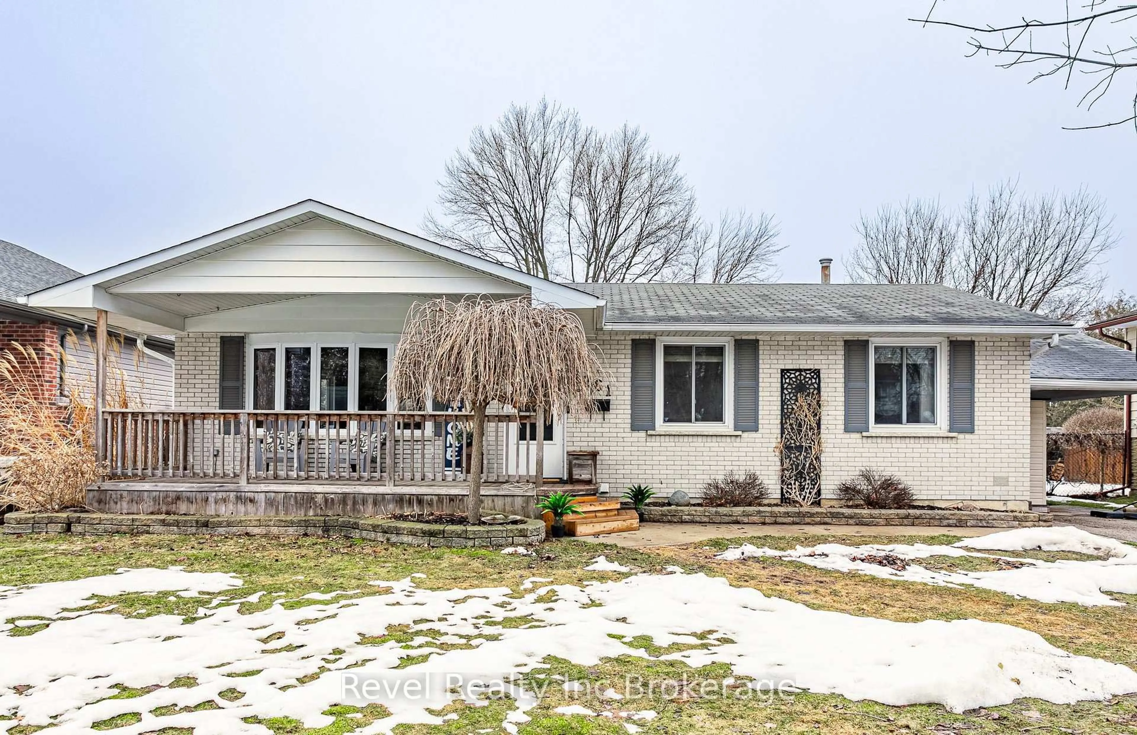 A pic from outside/outdoor area/front of a property/back of a property/a pic from drone, street for 261 Centre St, Ingersoll Ontario N5C 3N8