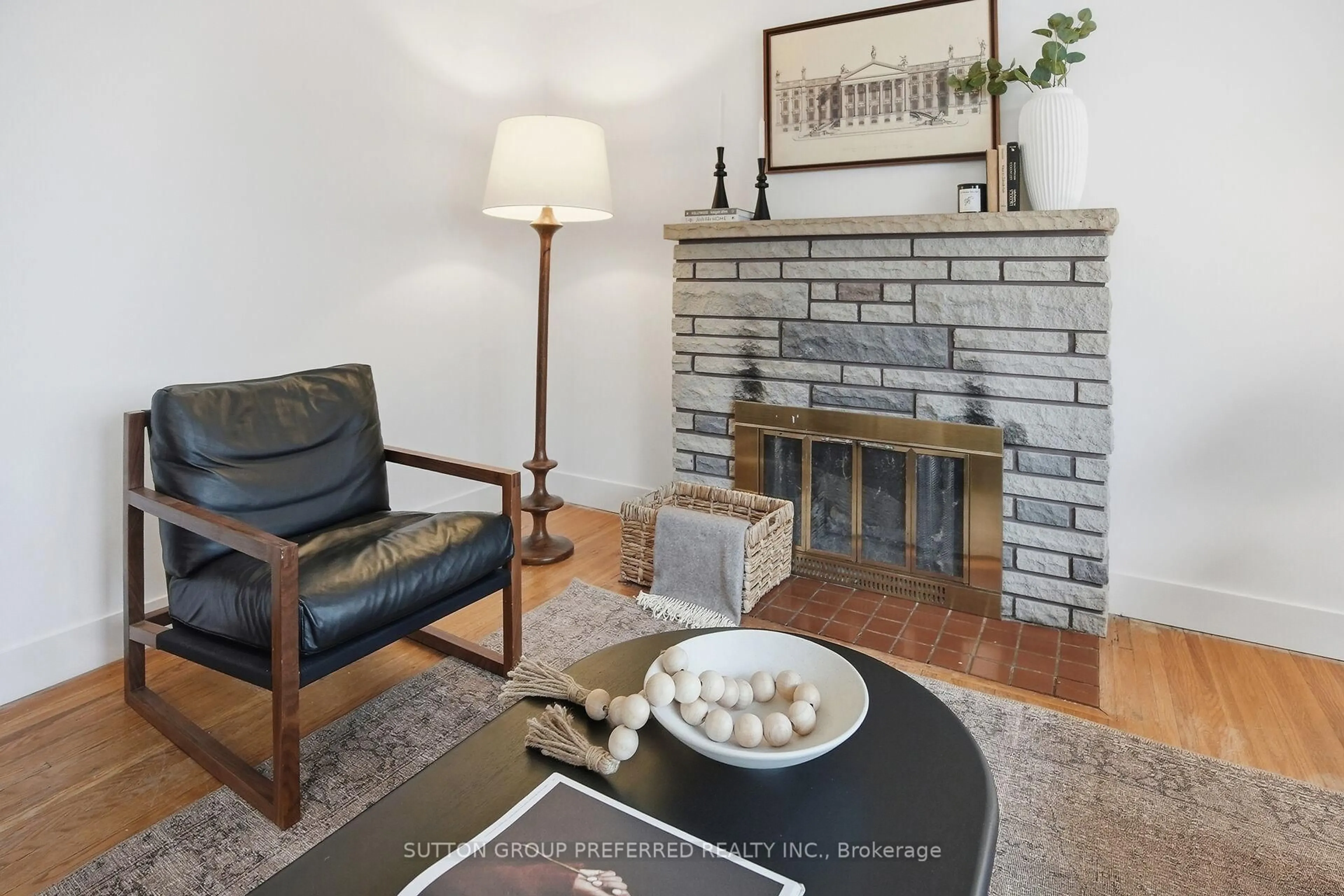 Living room with furniture, unknown for 122 Mark St, London East Ontario N5V 2G9