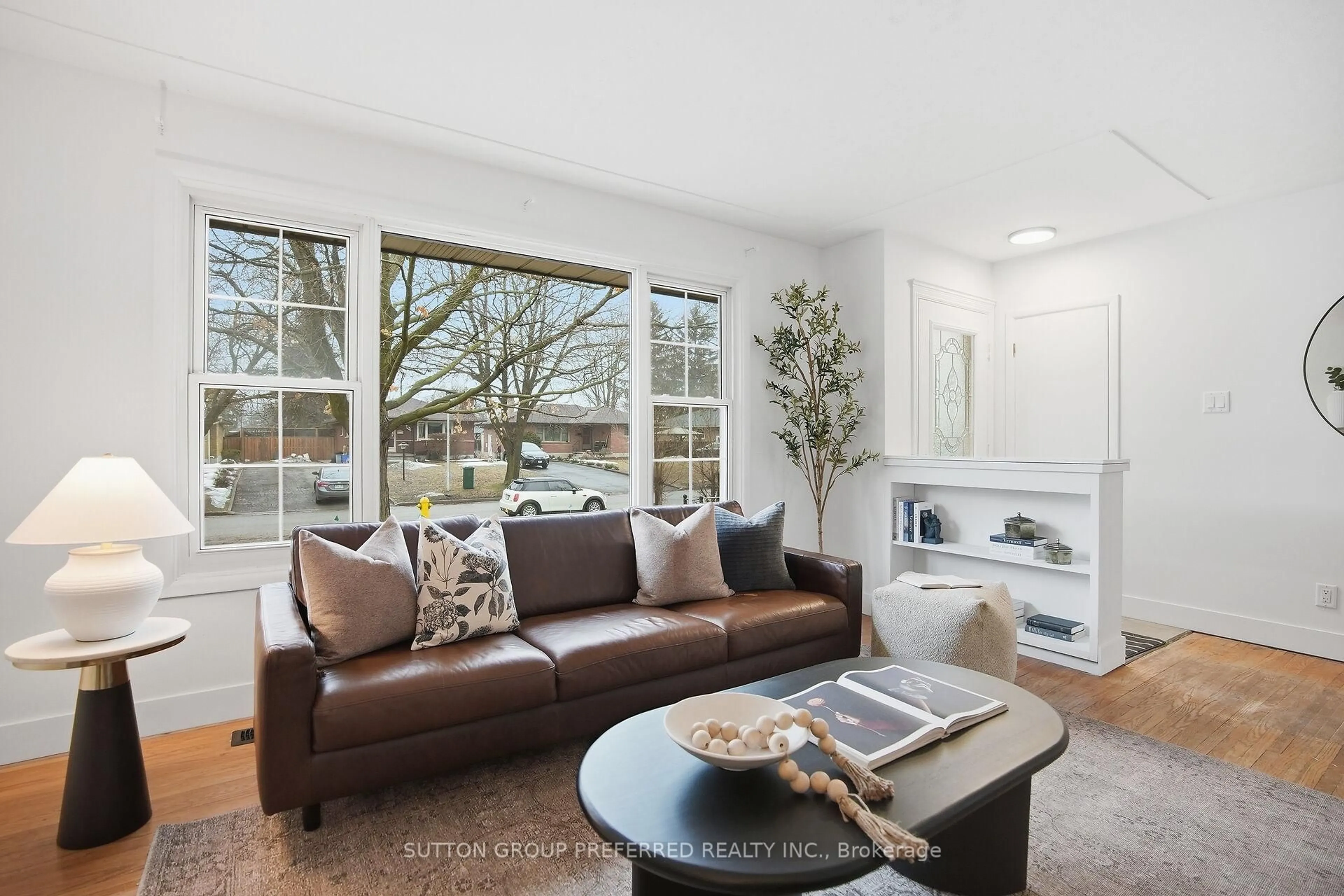 Living room with furniture, unknown for 122 Mark St, London East Ontario N5V 2G9