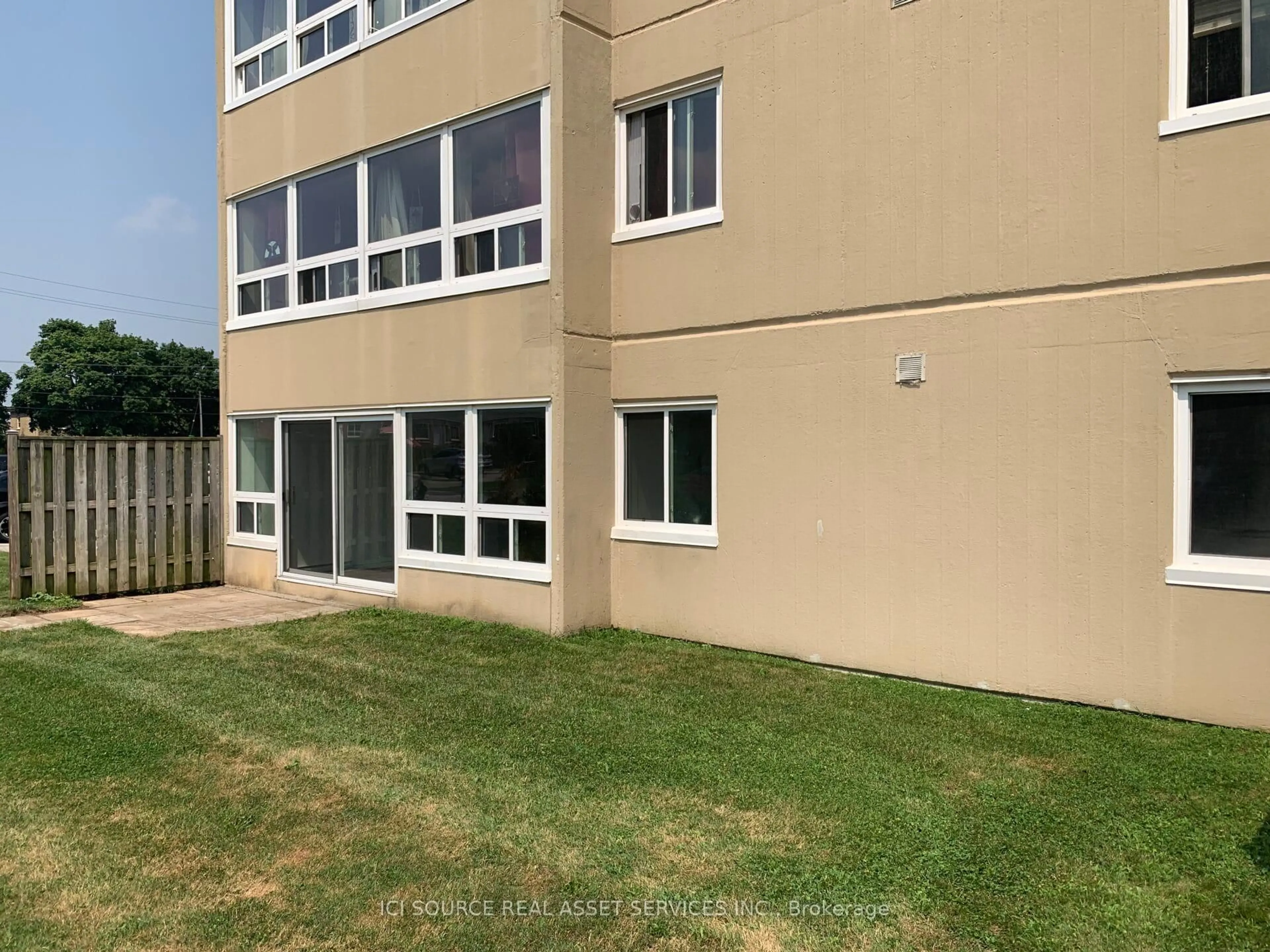 A pic from outside/outdoor area/front of a property/back of a property/a pic from drone, building for 1445 Huron St #110, London East Ontario N5V 2E6
