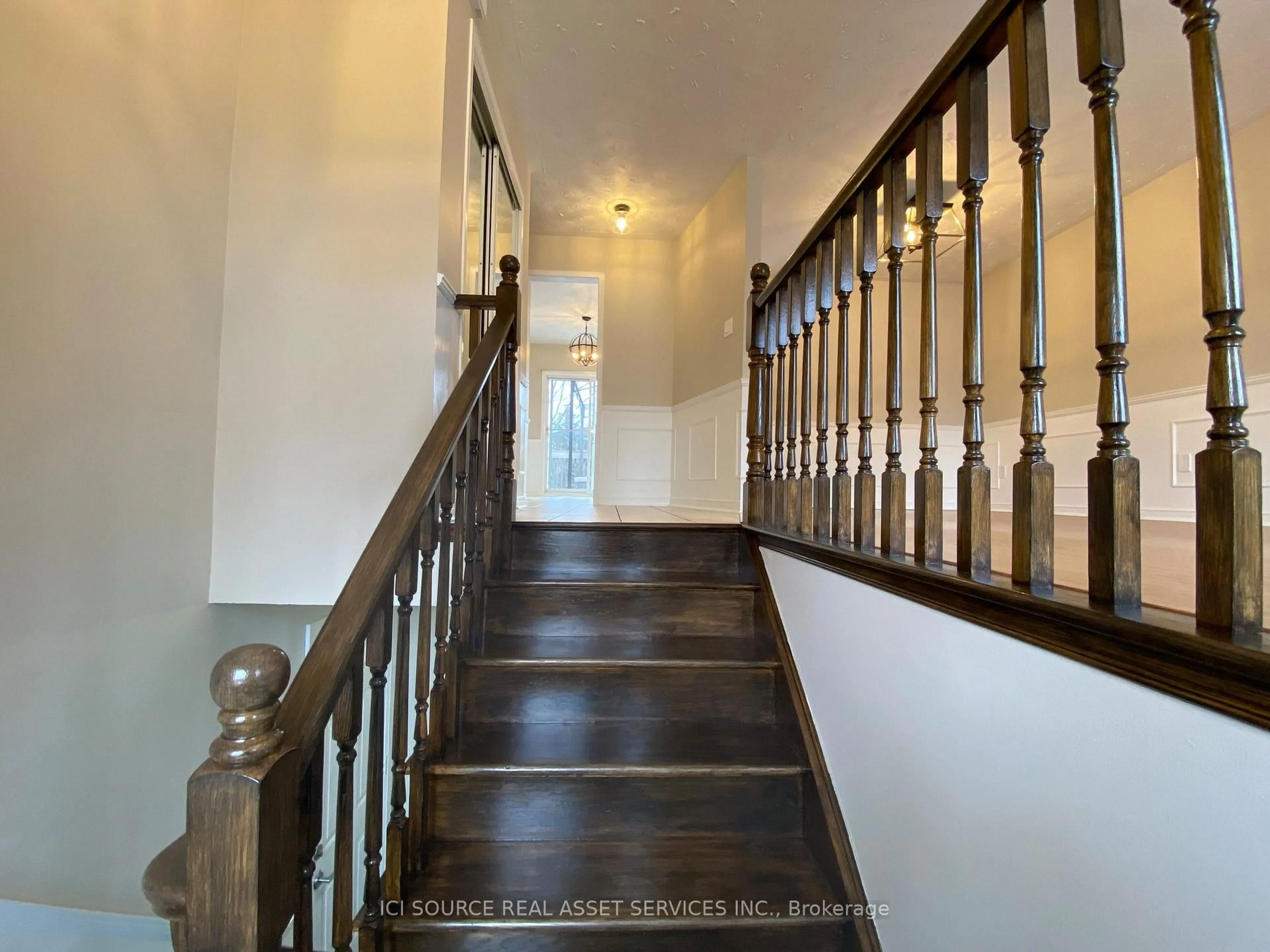 Indoor foyer for 79 Hazelwood Cres, Cambridge Ontario N1R 8A4