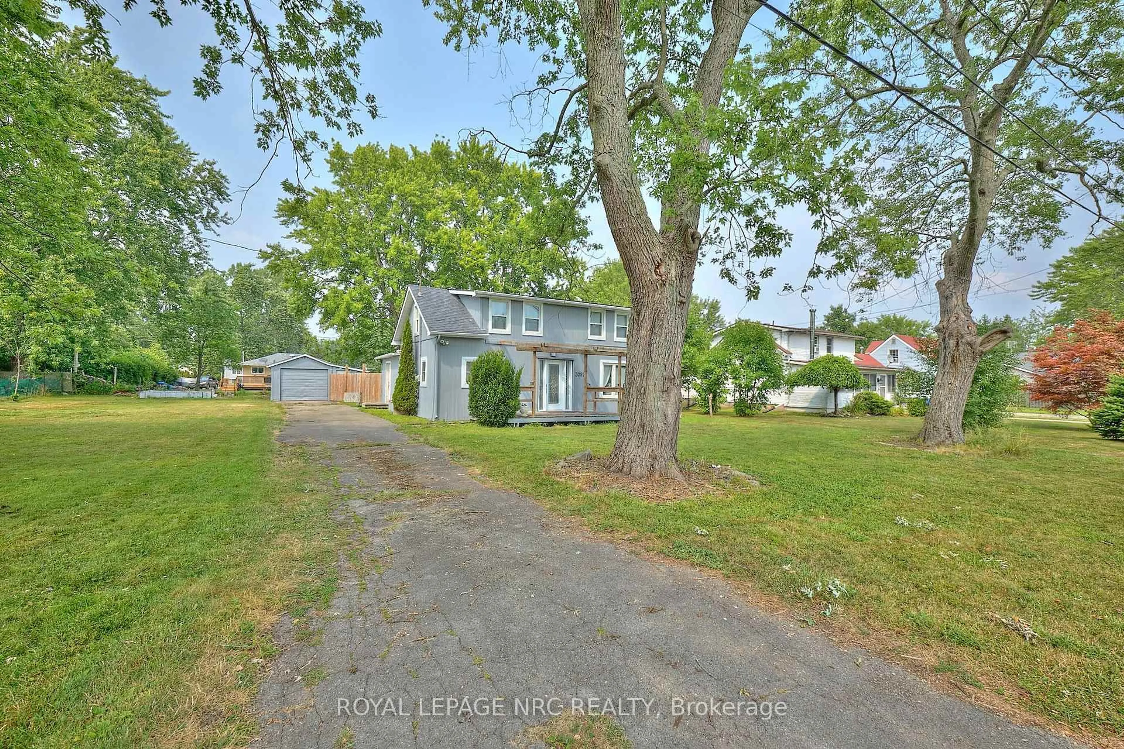 A pic from outside/outdoor area/front of a property/back of a property/a pic from drone, street for 3252 Young Ave, Fort Erie Ontario L0S 1N0