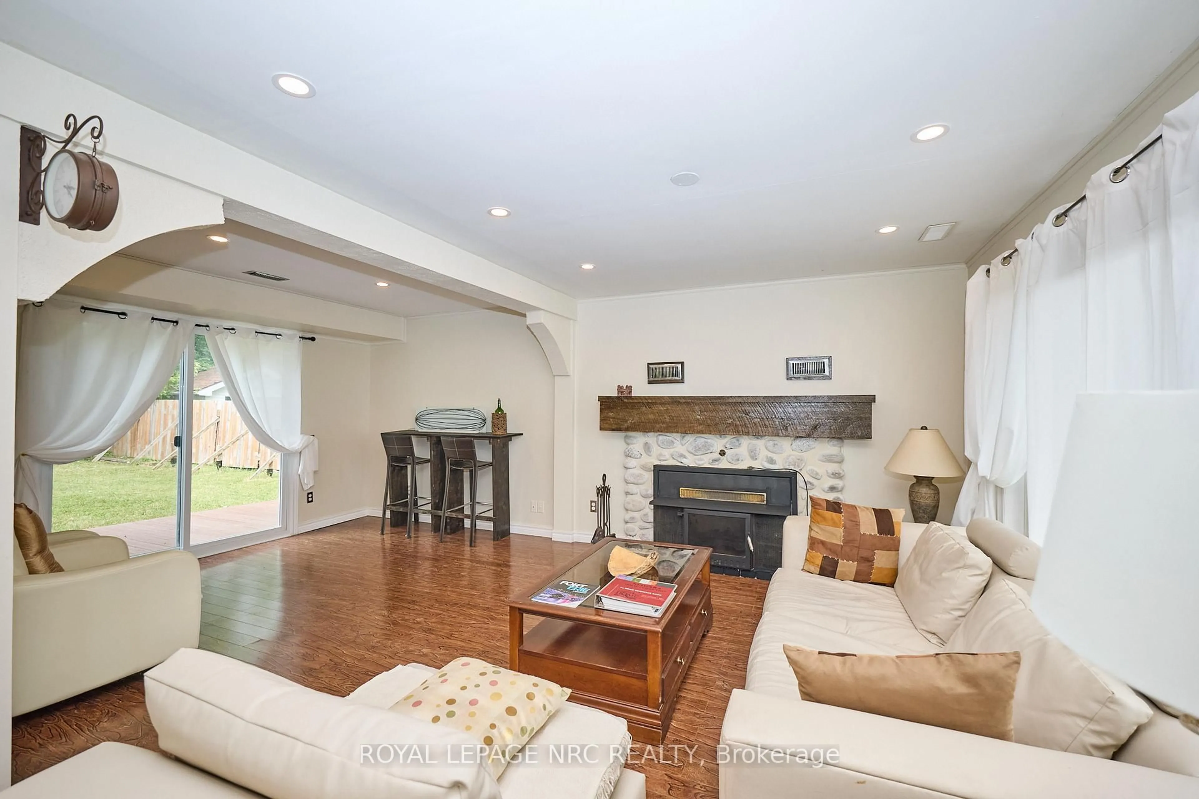 Living room with furniture, unknown for 3252 Young Ave, Fort Erie Ontario L0S 1N0