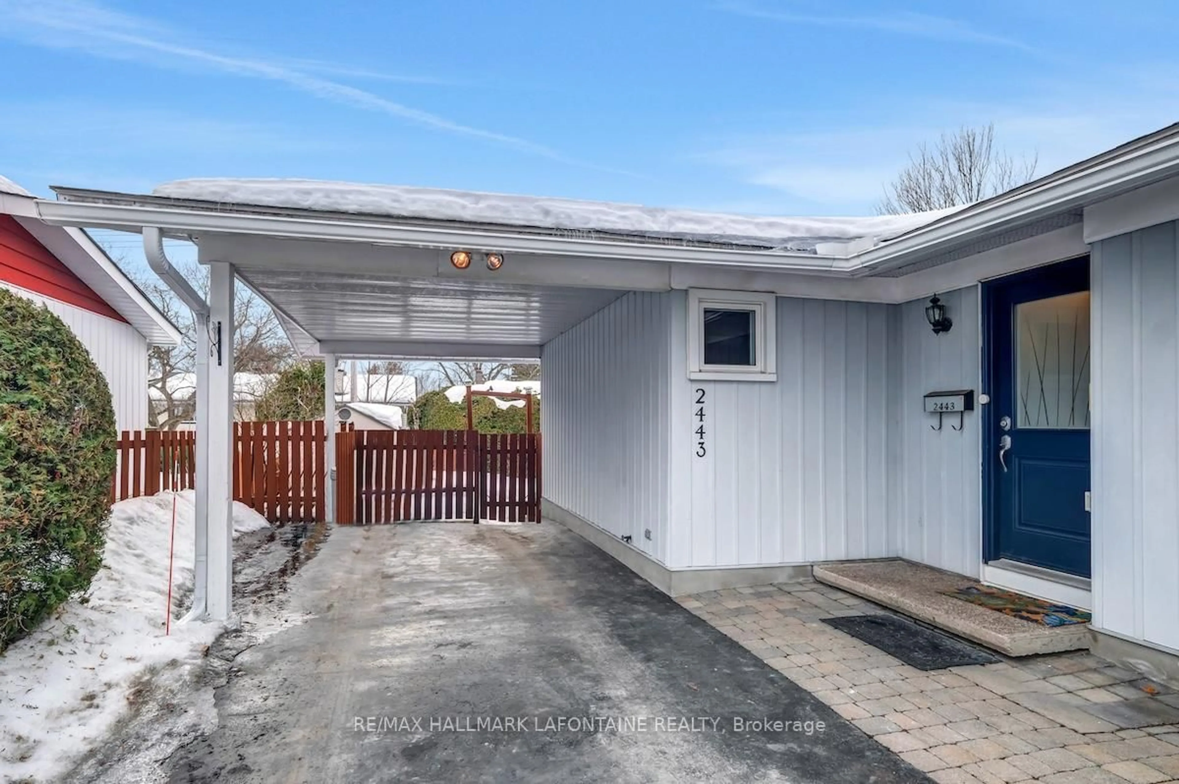 Indoor garage for 2443 Ogilvie Rd, Ottawa Ontario K1J 7N3