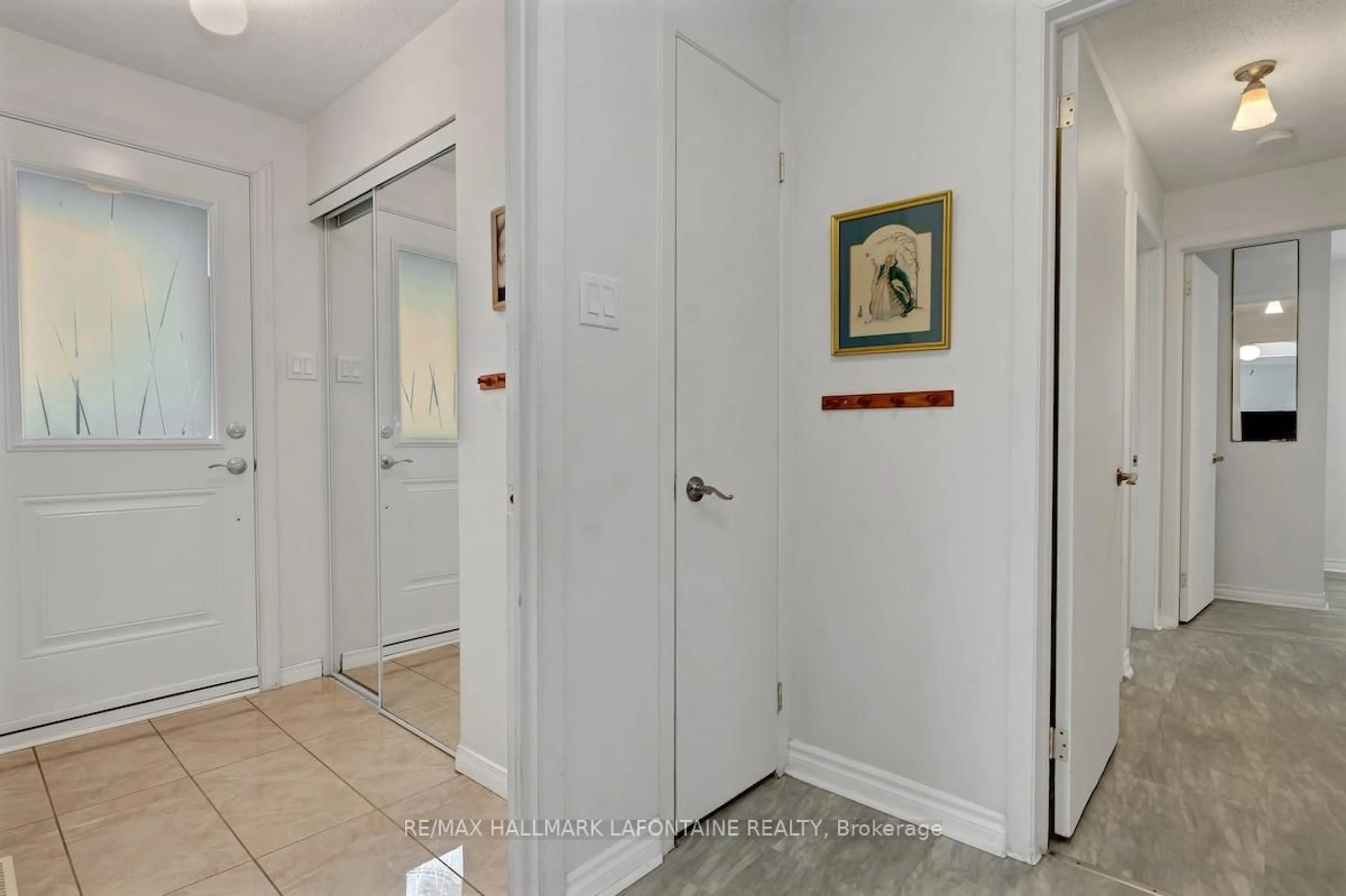 Indoor entryway for 2443 Ogilvie Rd, Ottawa Ontario K1J 7N3