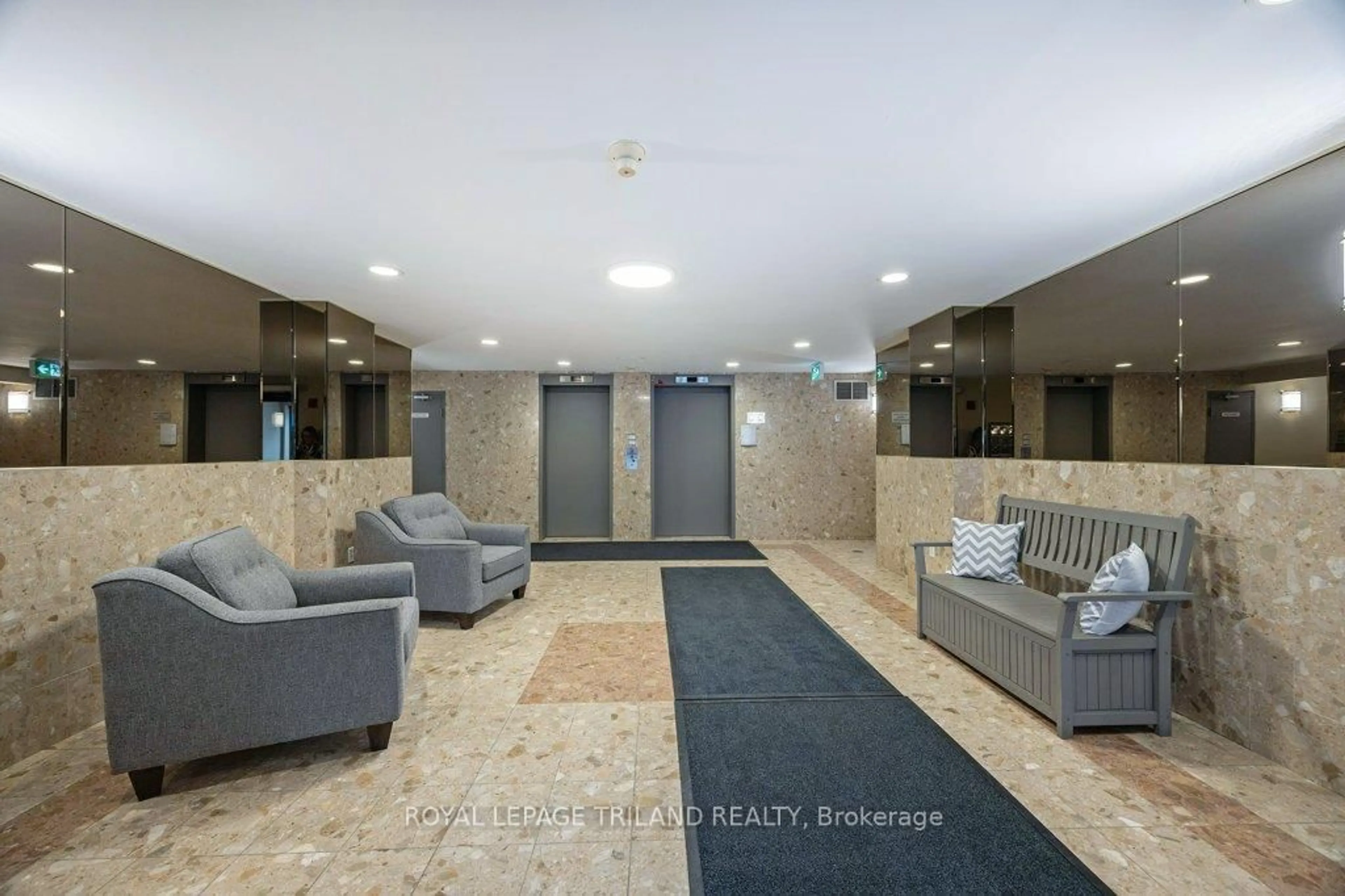 Lobby for 333 COMMISSIONERS Rd #105, London South Ontario N6J 4X7