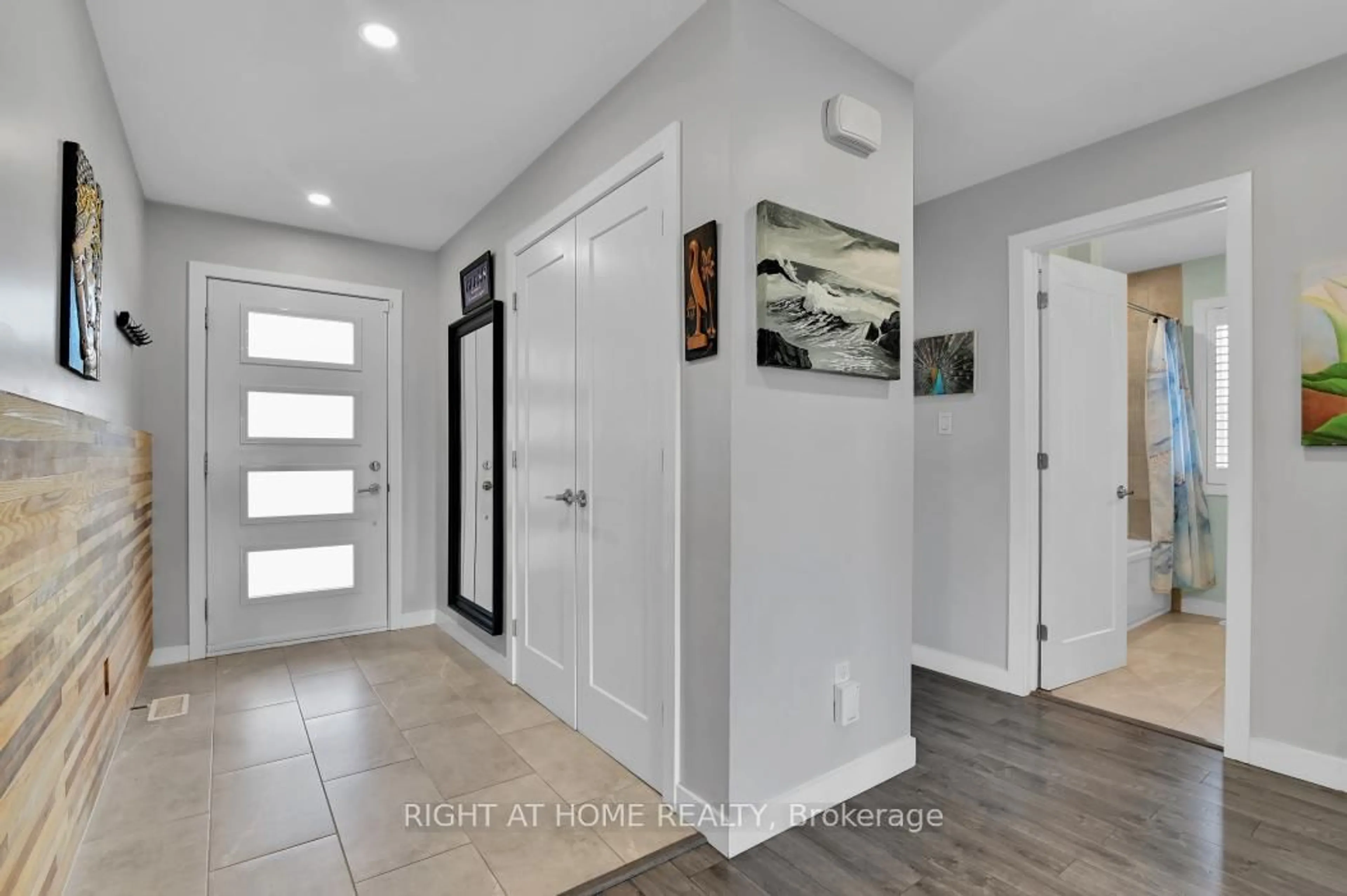 Indoor entryway for 209 Etienne St, Clarence-Rockland Ontario K0A 1E0