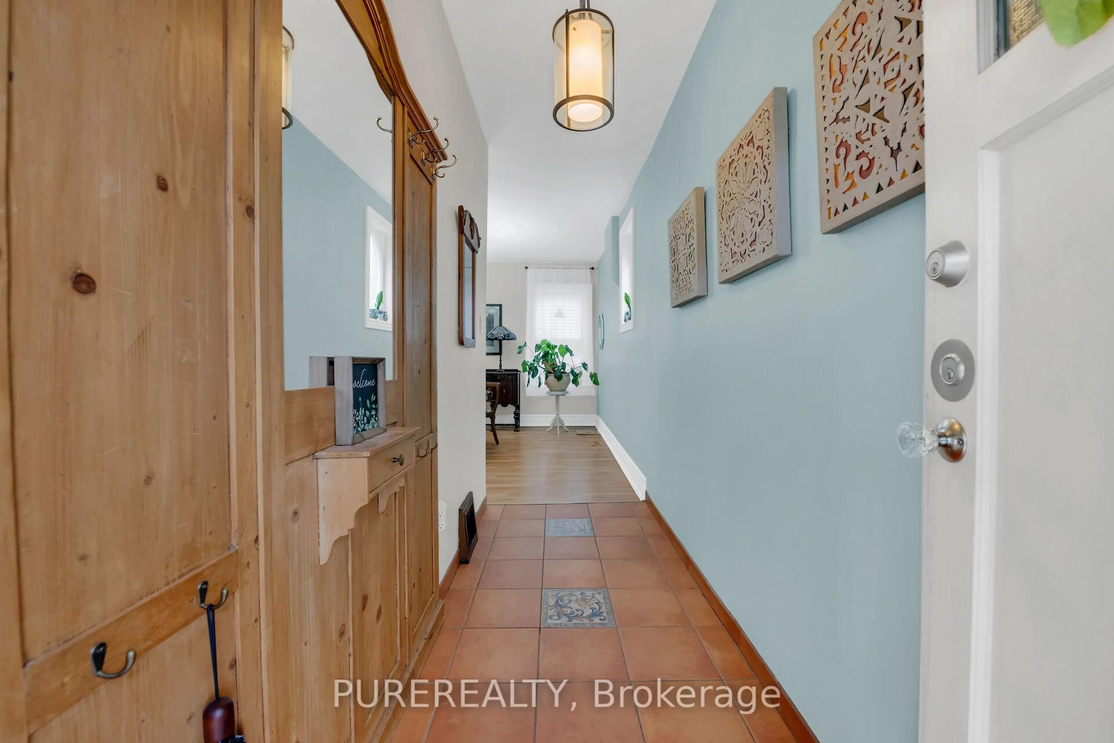 Indoor entryway for 91 Pearl St, Hamilton Ontario L8P 3X3