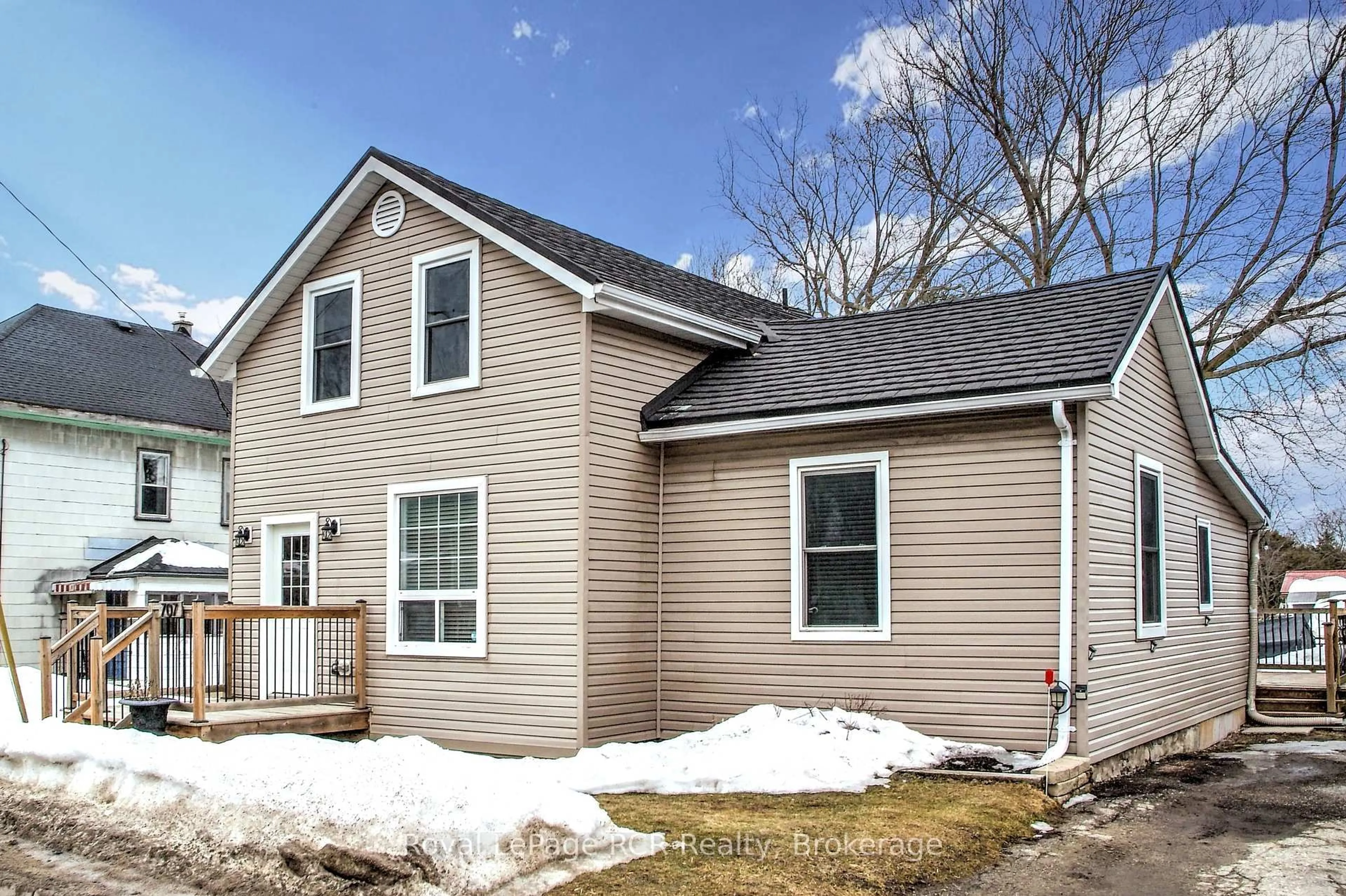 Home with vinyl exterior material, street for 707 Queen St, West Grey Ontario N0G 2M0