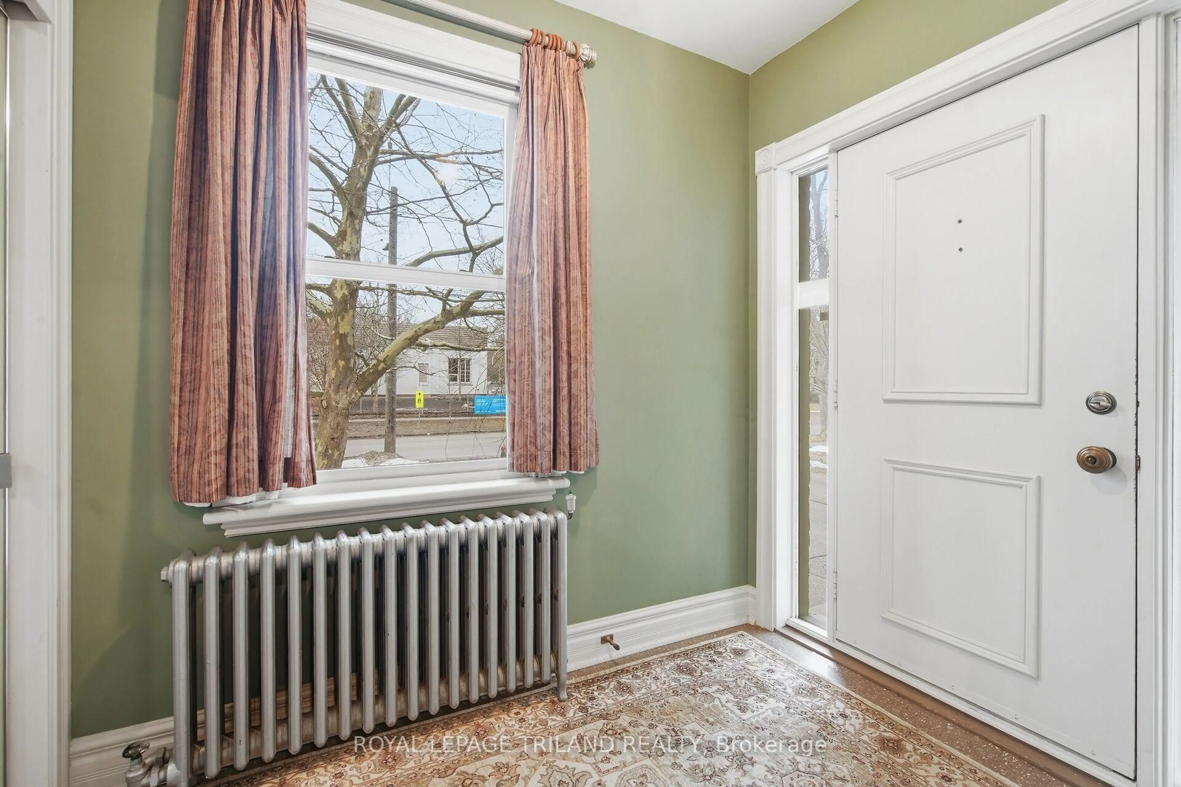 Indoor entryway for 937 Waterloo St, London East Ontario N6A 3X2