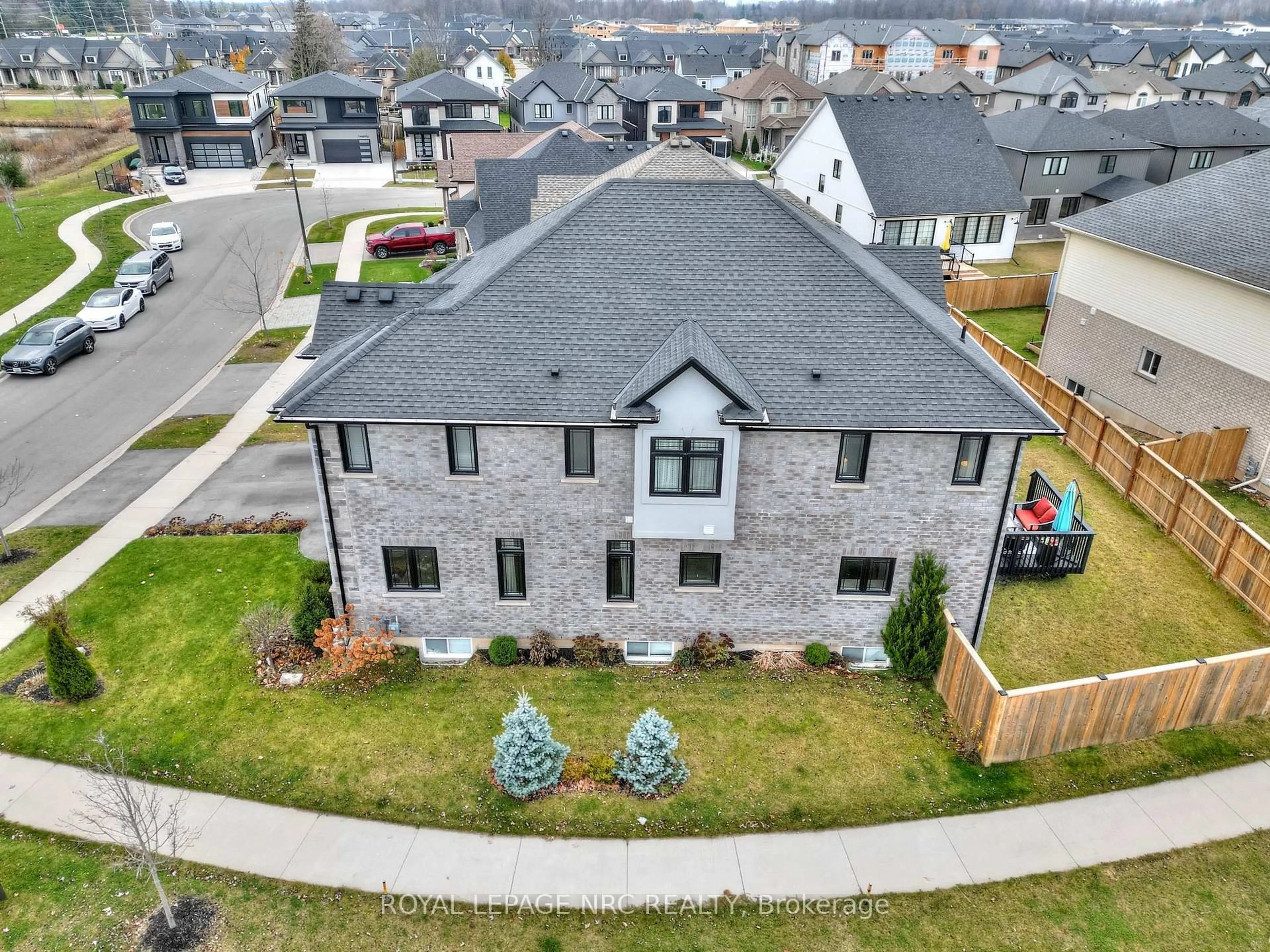 A pic from outside/outdoor area/front of a property/back of a property/a pic from drone, street for 31 BERGENSTEIN CRES Cres, Pelham Ontario L0S 1E6