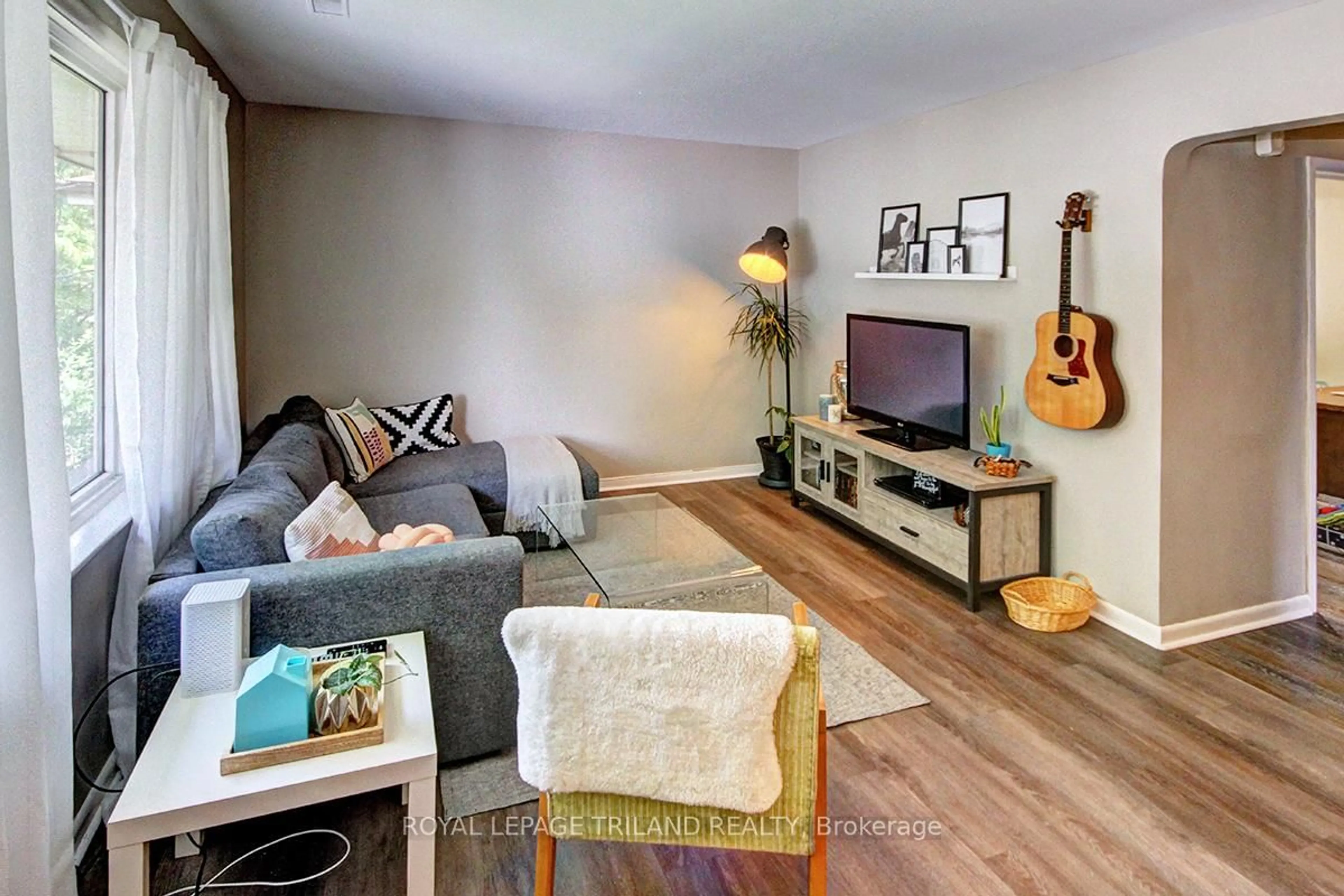 Living room with furniture, wood/laminate floor for 84 Wilson Ave, London North Ontario N6H 1X6