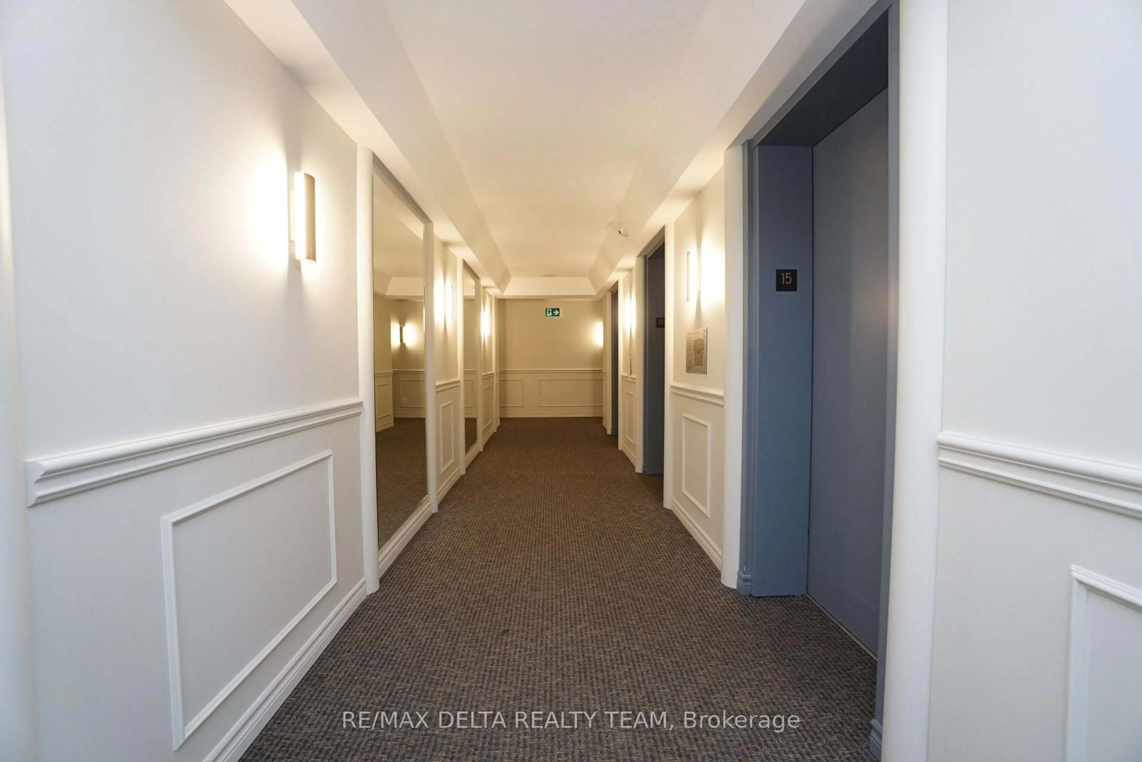 Indoor foyer for 545 St Laurent Blvd #1506, Ottawa Ontario K1K 4H9