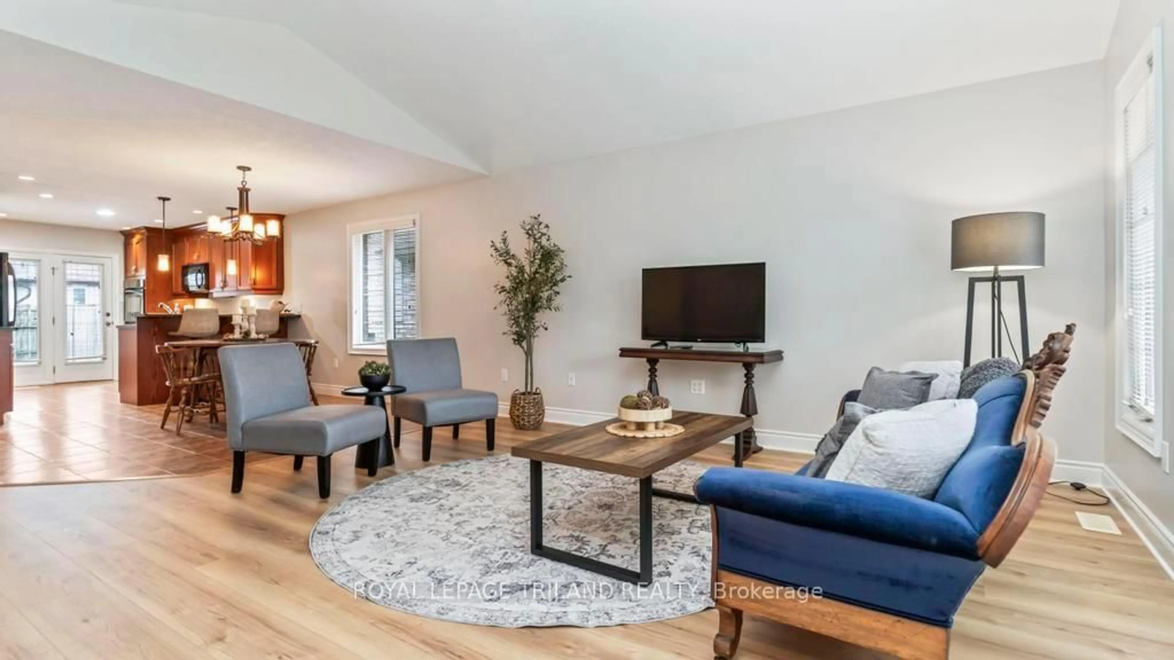 Living room with furniture, wood/laminate floor for 98 Hagerman Cres, St. Thomas Ontario N5R 6K3