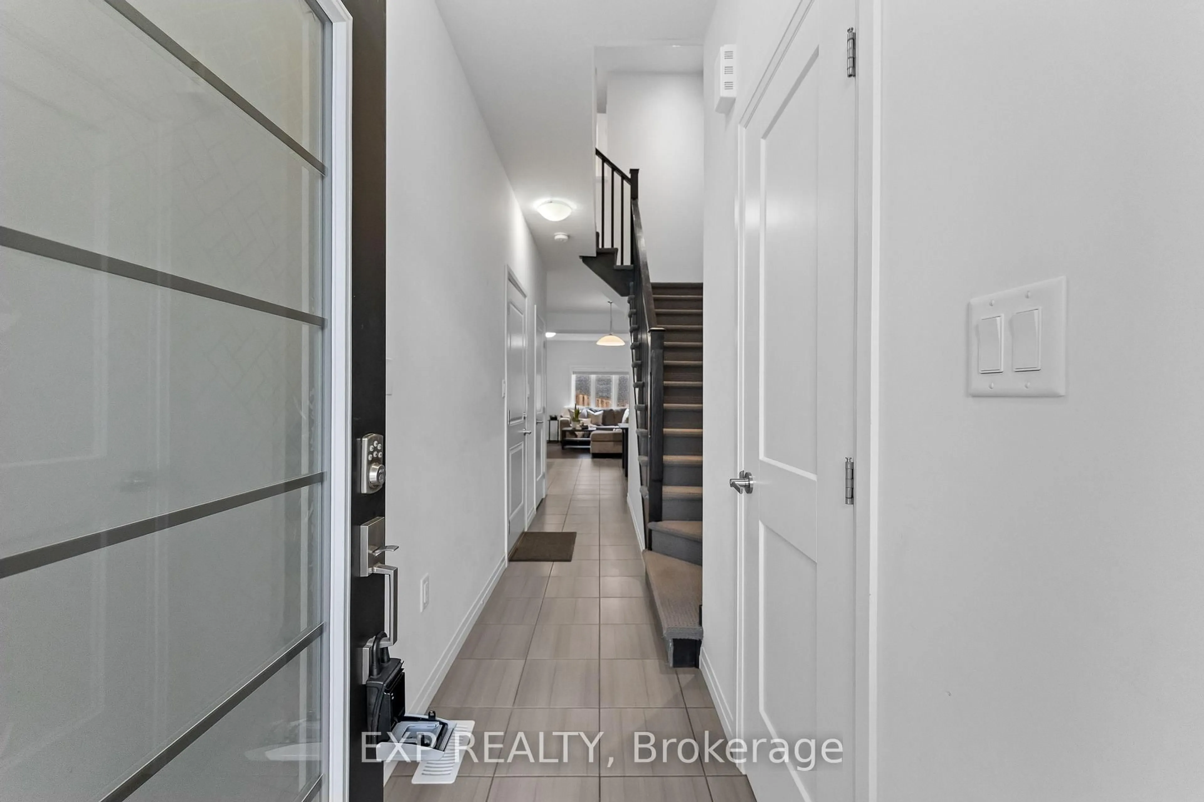 Indoor entryway for 3998 Crown St, Lincoln Ontario L3J 0S6