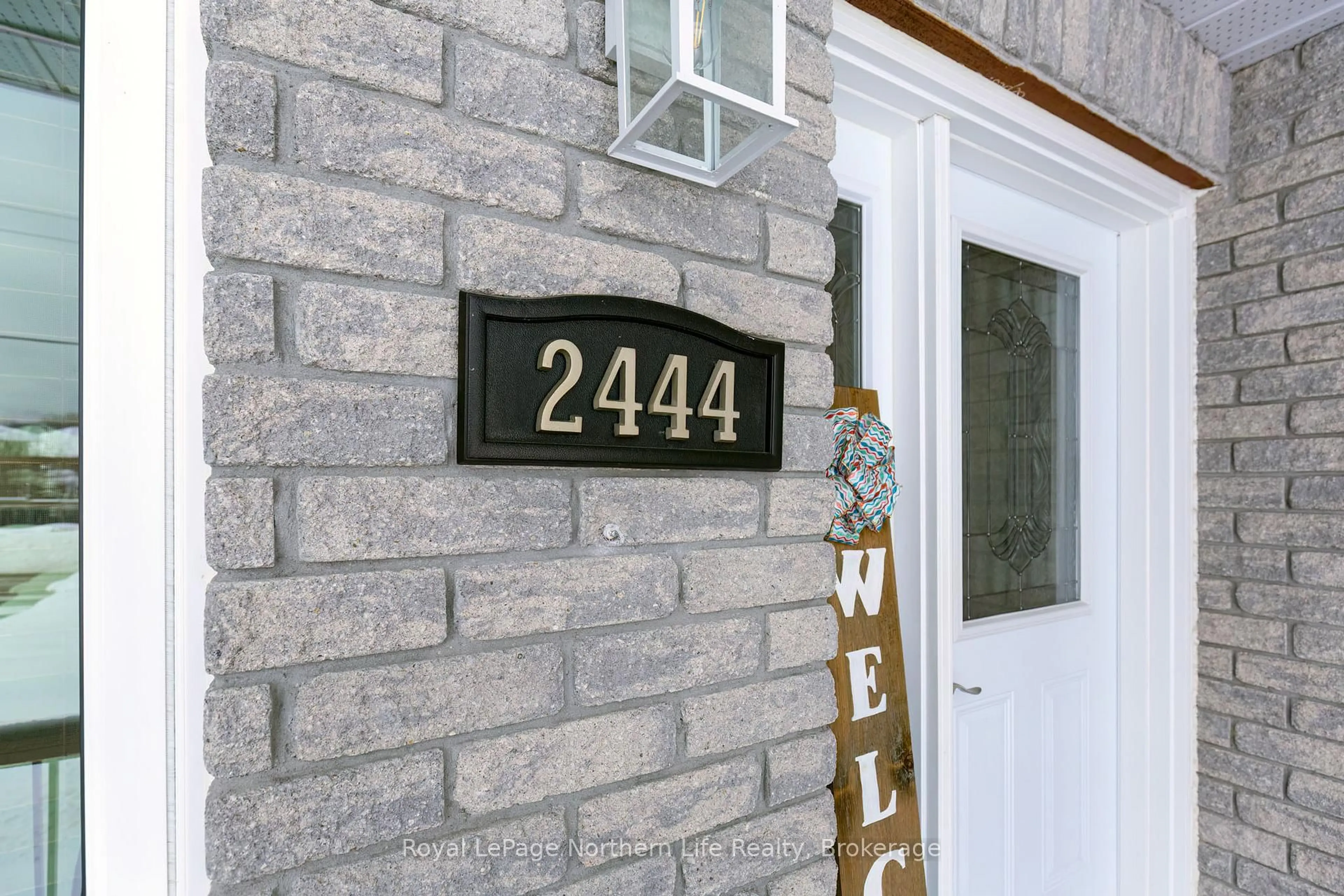 Indoor entryway for 2444 Connaught Ave, North Bay Ontario P1B 0C4