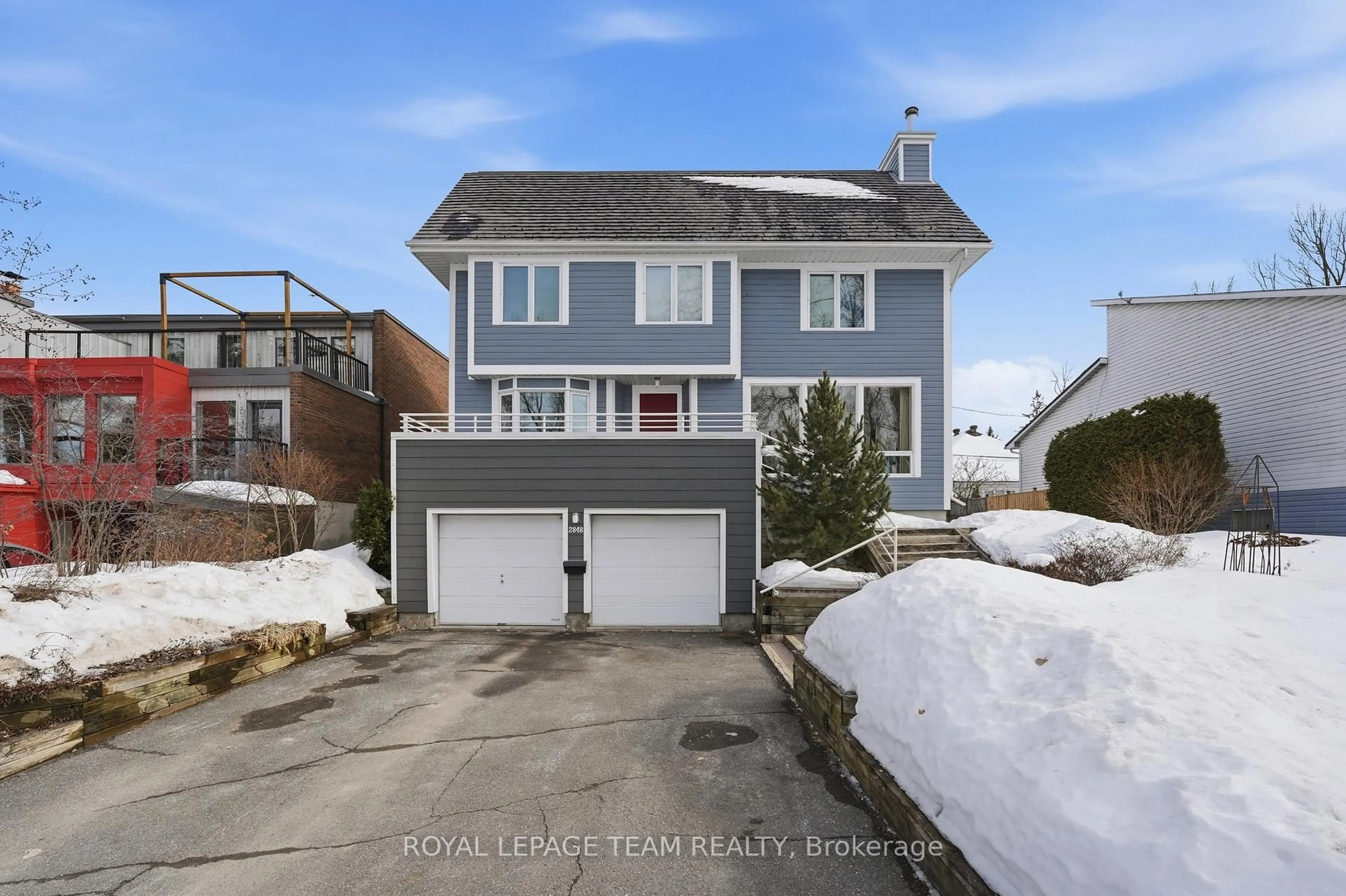 A pic from outside/outdoor area/front of a property/back of a property/a pic from drone, street for 2848 Grandeur Ave, Ottawa Ontario K2B 6Y9