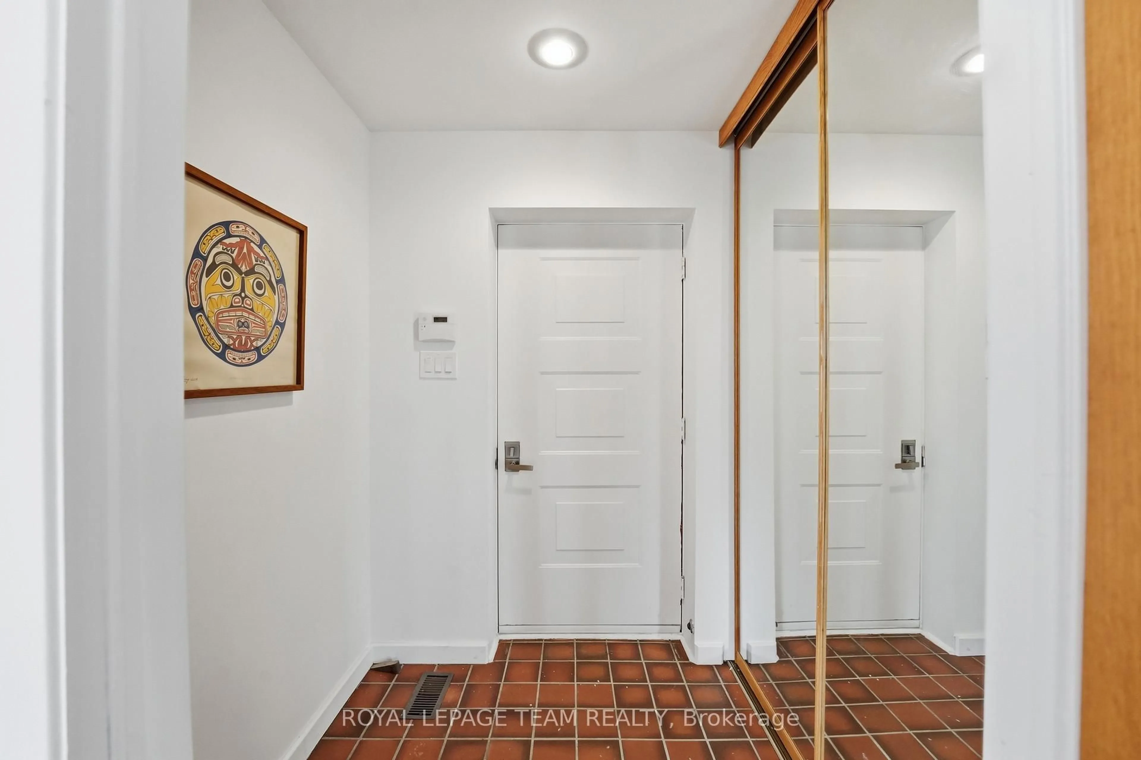 Indoor entryway for 2848 Grandeur Ave, Ottawa Ontario K2B 6Y9