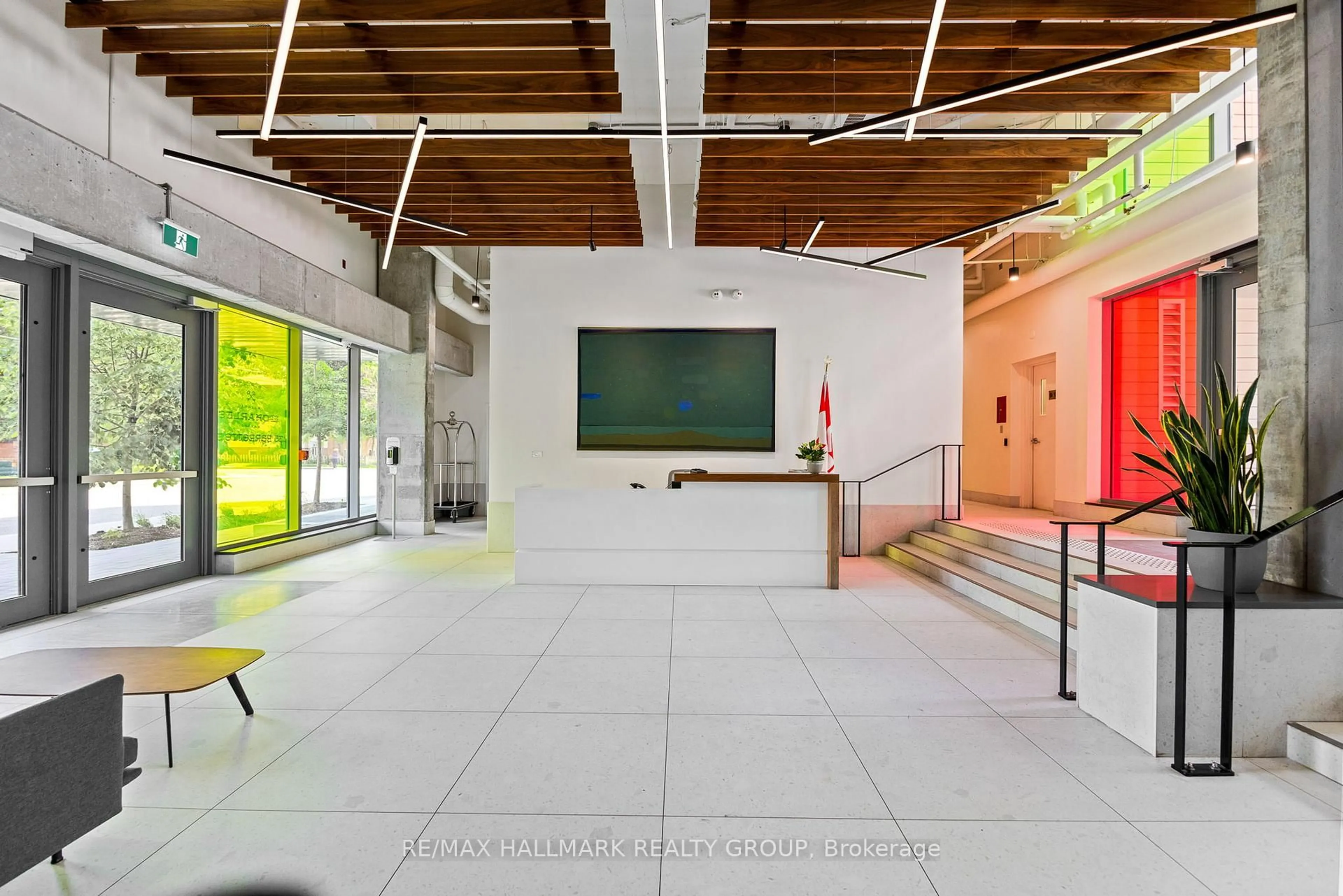 Indoor foyer for 135 Barrette St #207, Ottawa Ontario K1L 7Z9