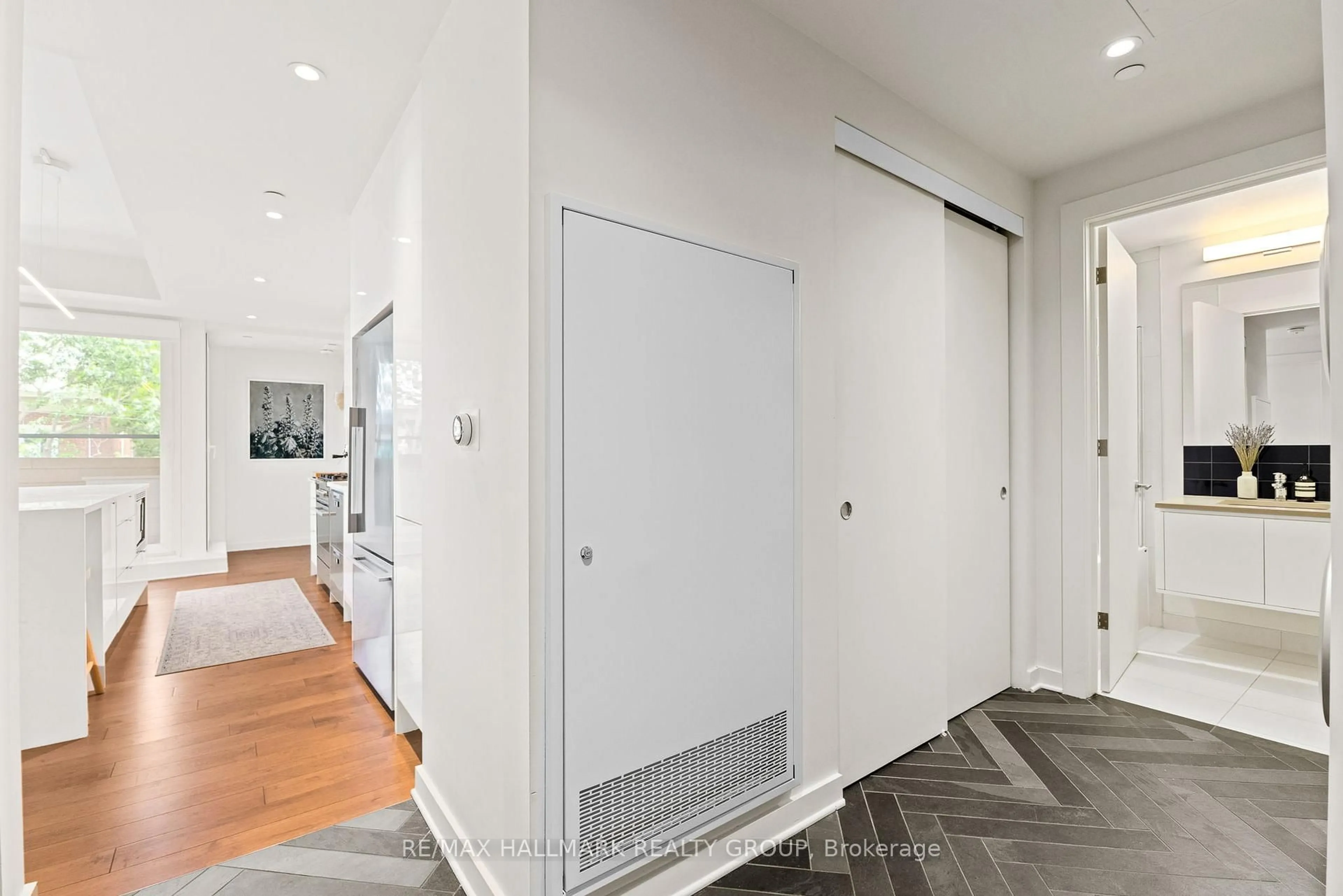 Indoor entryway for 135 Barrette St #207, Ottawa Ontario K1L 7Z9