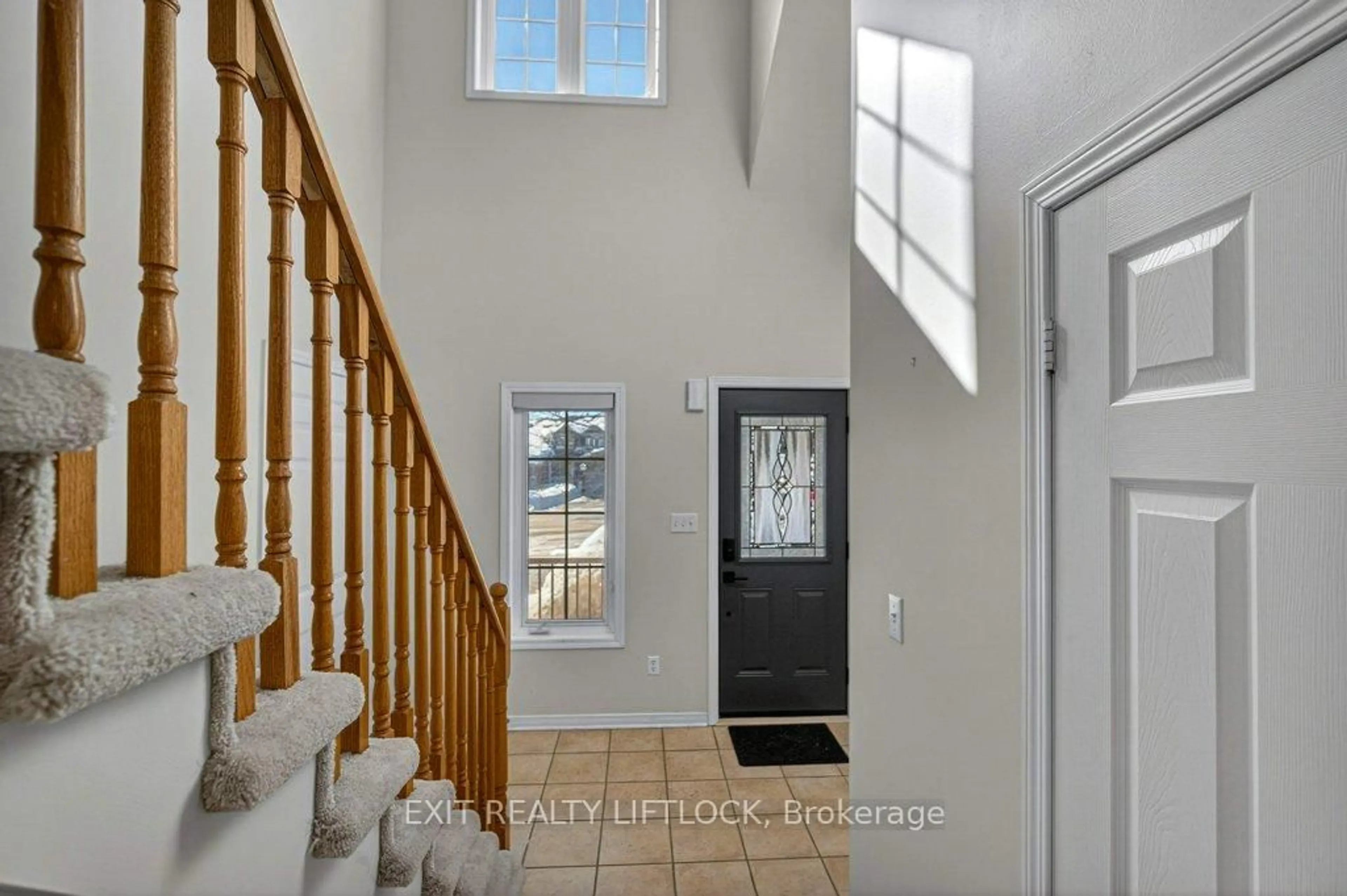 Indoor entryway for 1418 Hancox Crt, Peterborough Ontario K9K 2M2