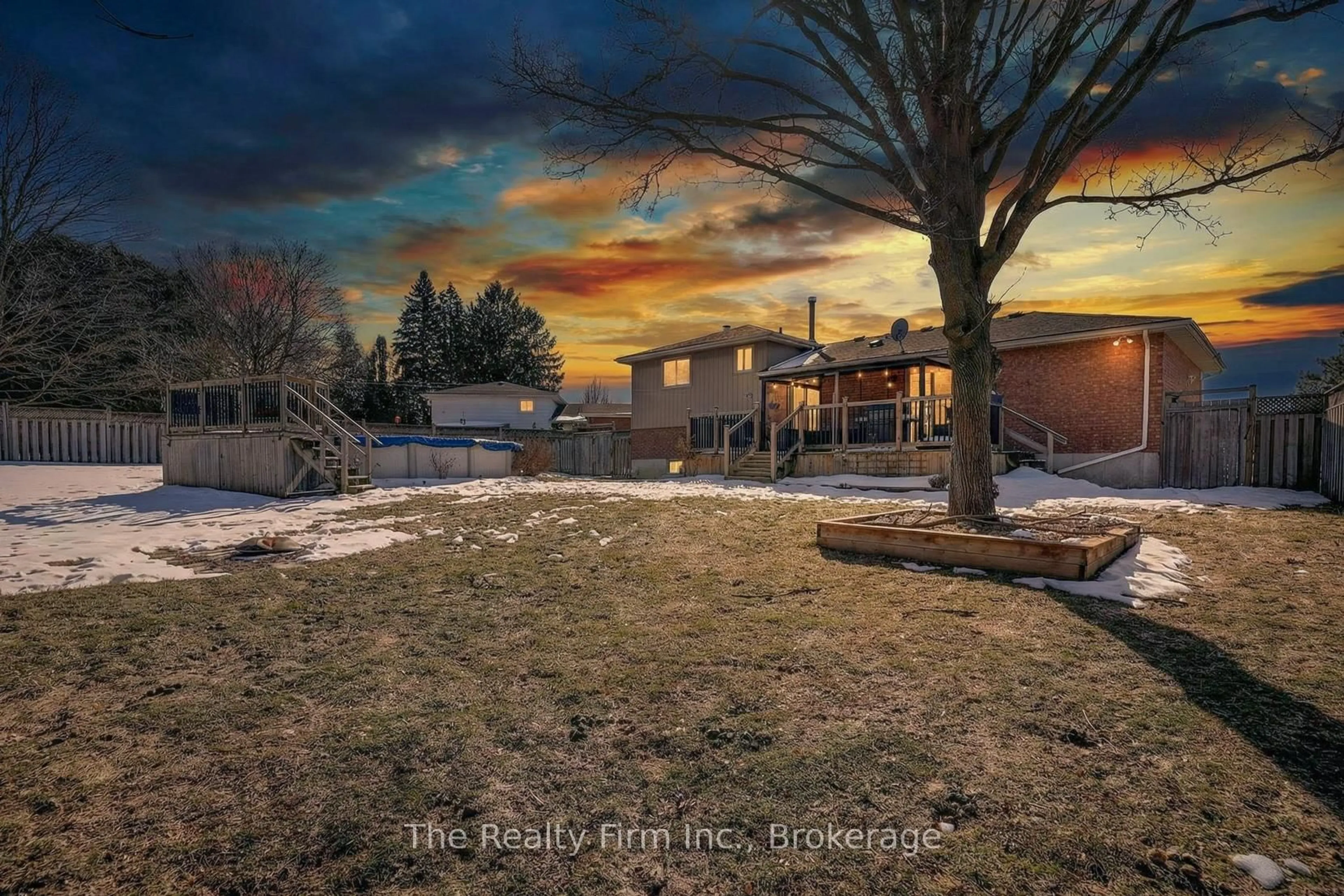 A pic from outside/outdoor area/front of a property/back of a property/a pic from drone, street for 14 Linden Pl, Ingersoll Ontario N5C 3S7