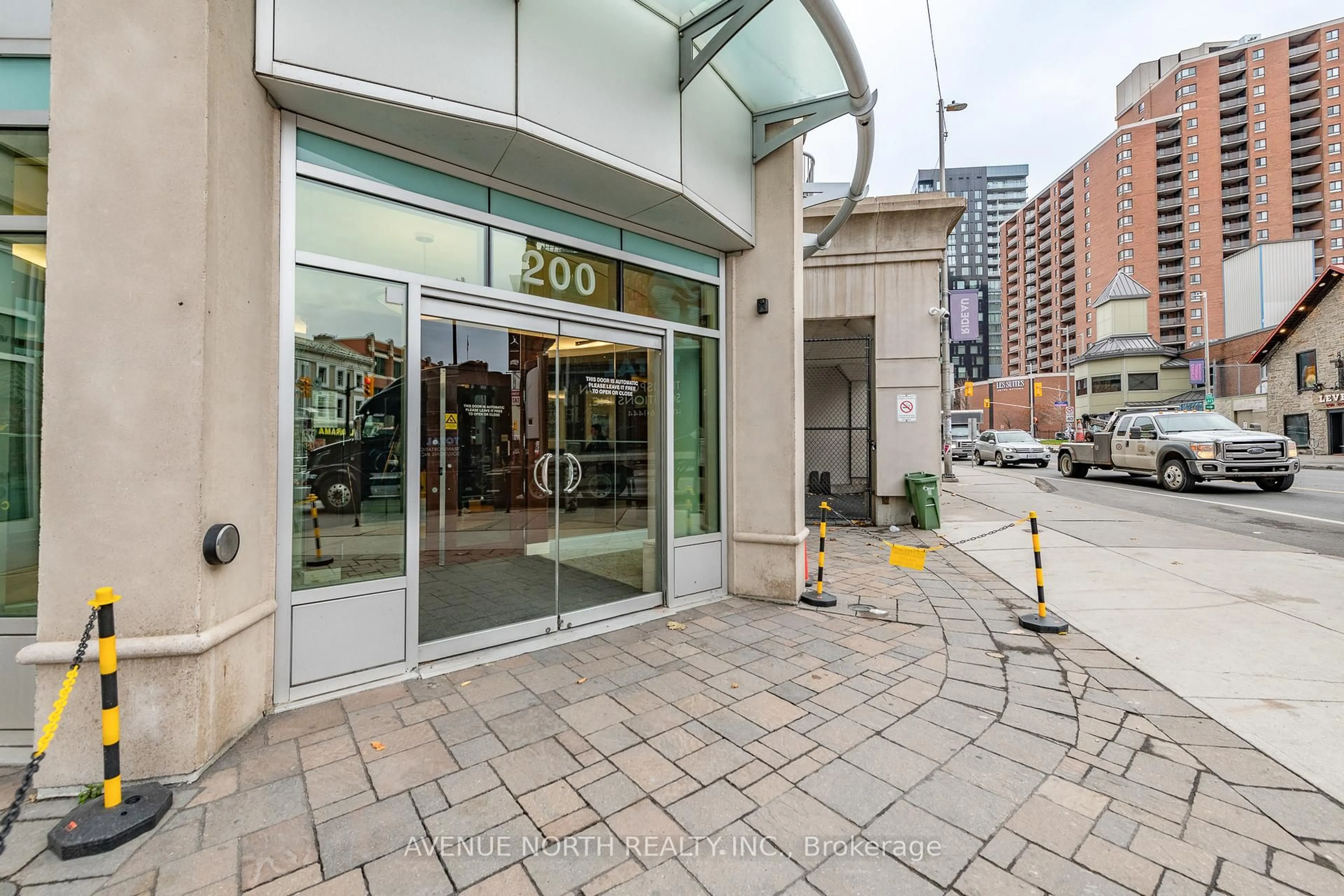 Patio, street for 200 Rideau St #912, Ottawa Ontario K1N 5Y1