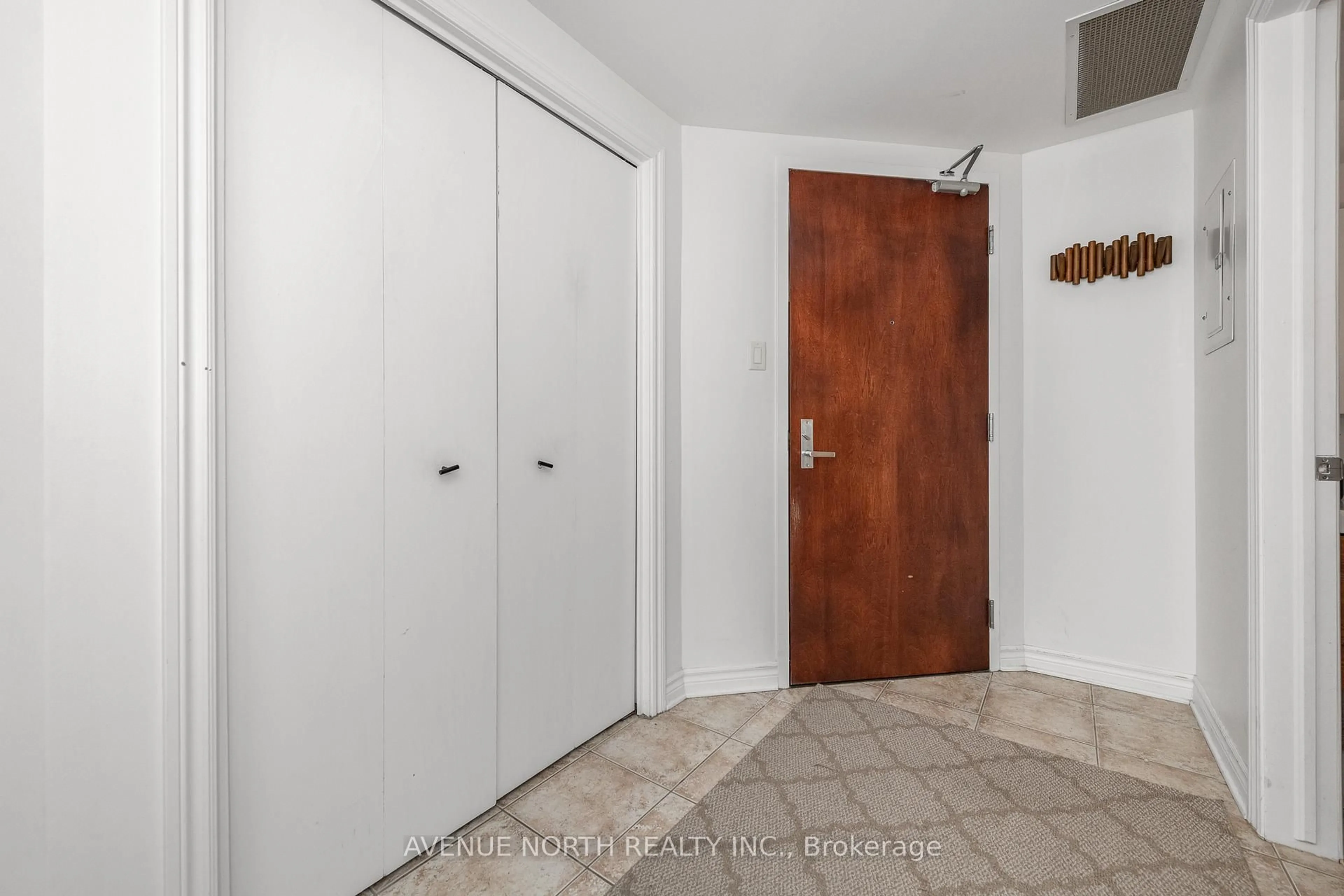 Indoor entryway for 200 Rideau St #912, Ottawa Ontario K1N 5Y1