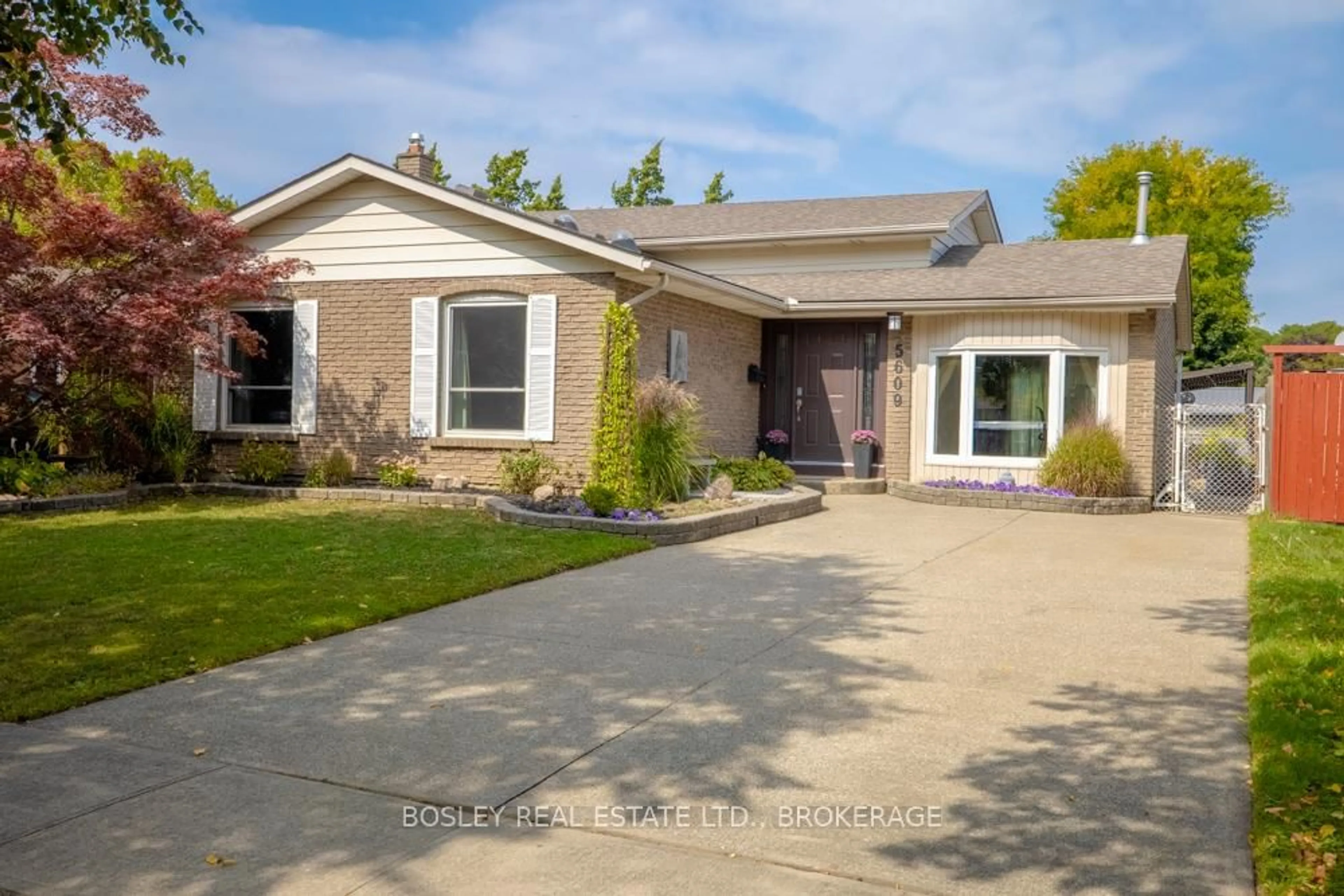 Home with vinyl exterior material, street for 5609 Fredonia Dr, Niagara Falls Ontario L2J 3N1