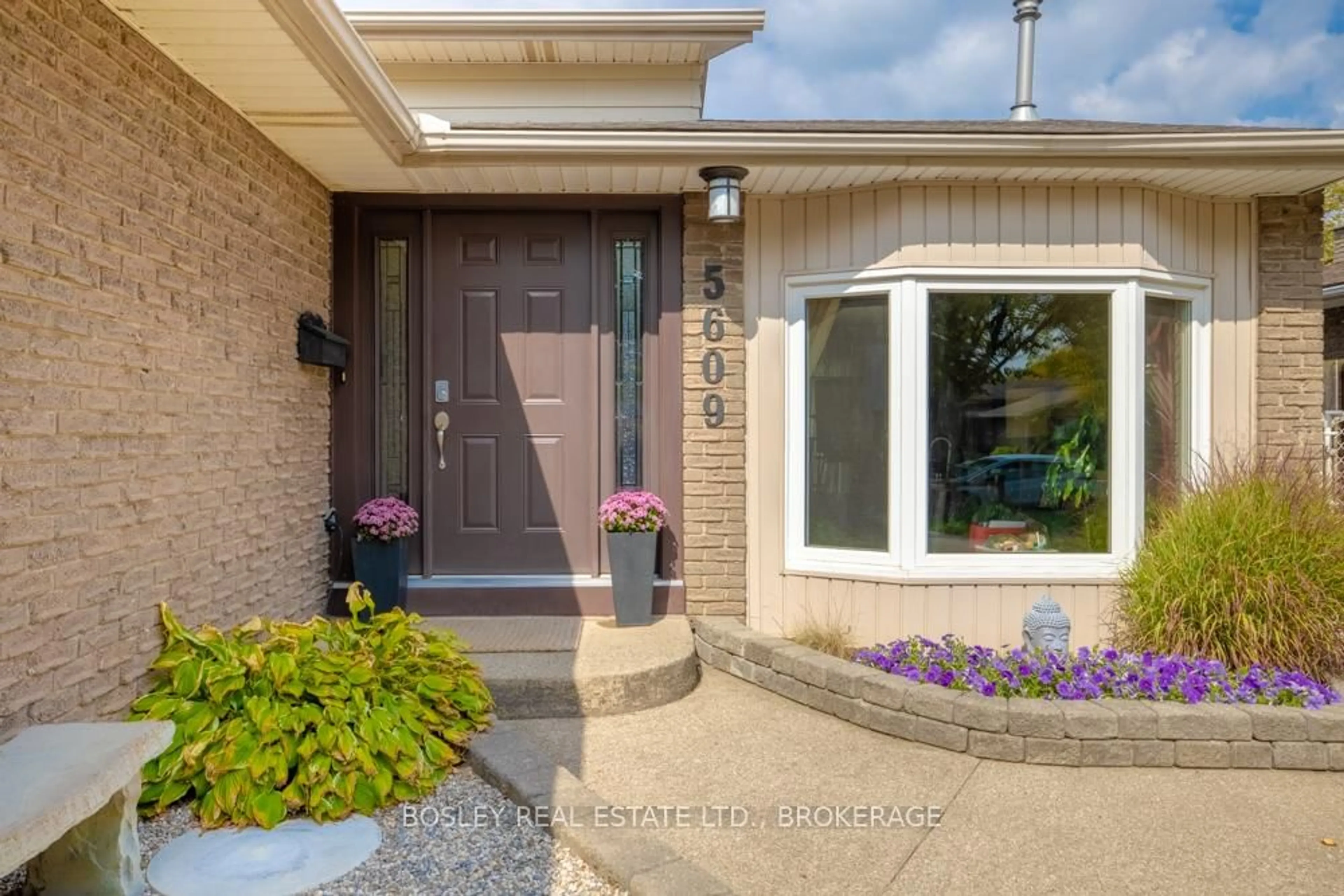 Indoor entryway for 5609 Fredonia Dr, Niagara Falls Ontario L2J 3N1