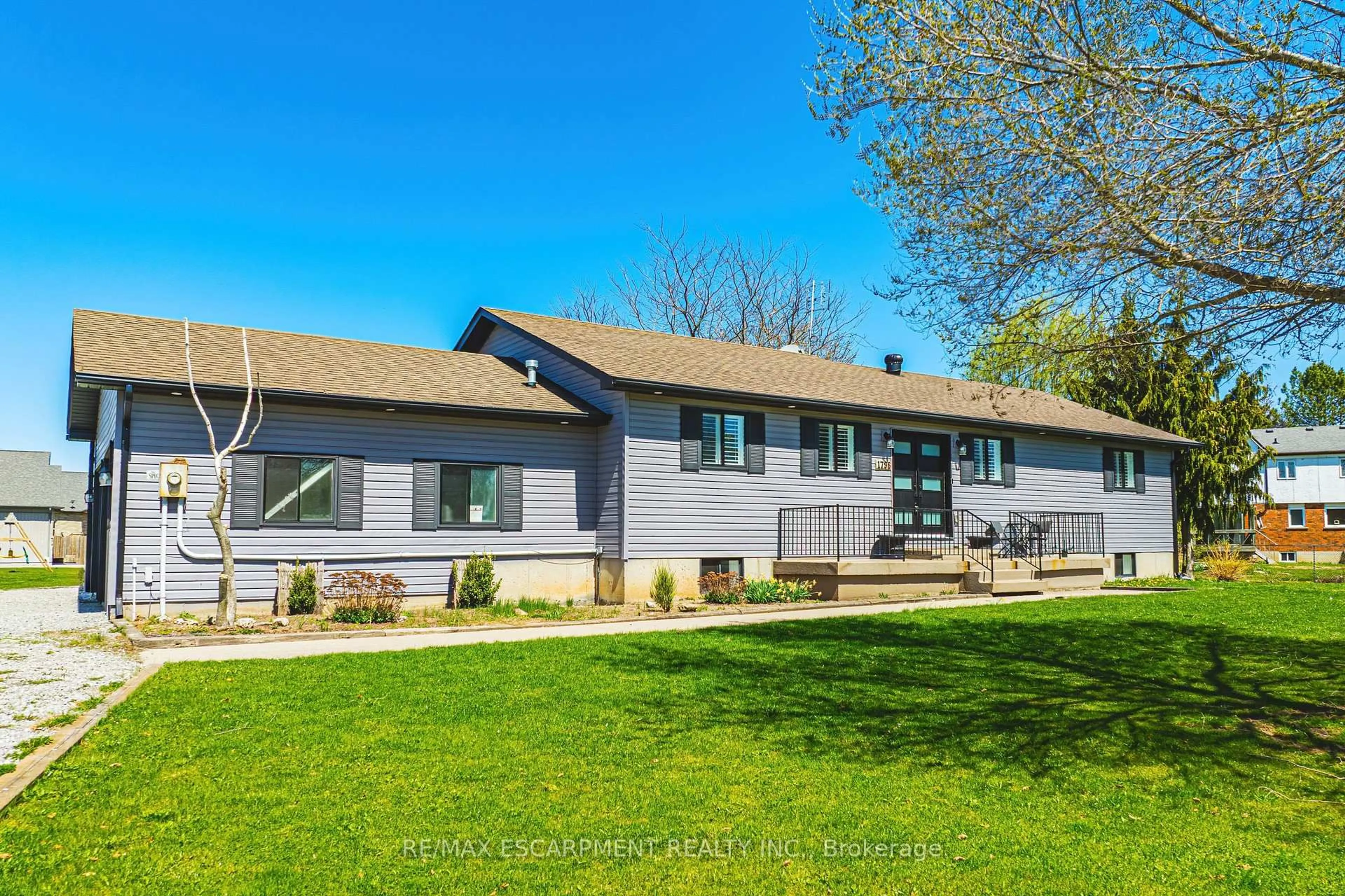 Home with vinyl exterior material, street for 1796 Penny Lane, West Lincoln Ontario L0R 1E0