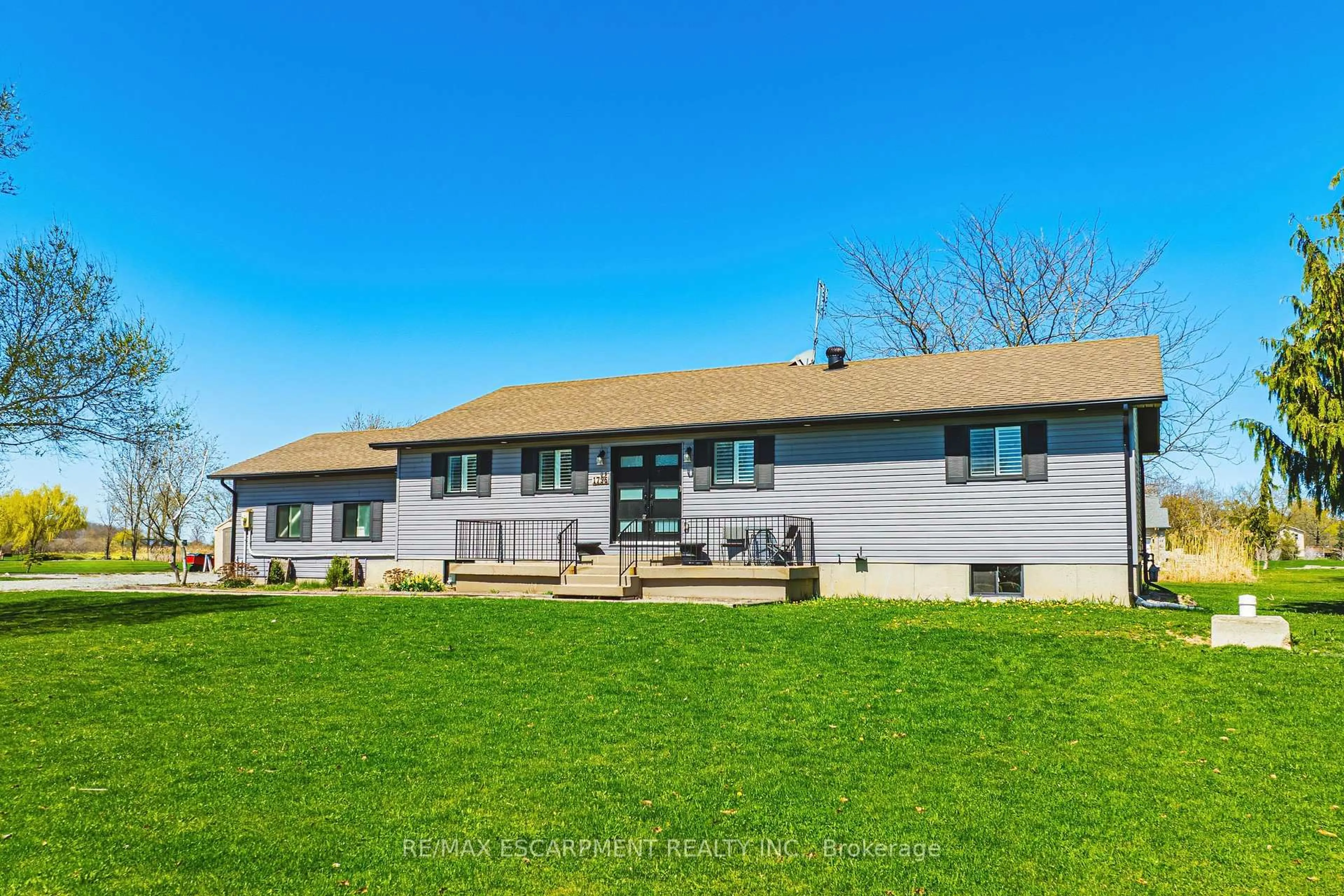 A pic from outside/outdoor area/front of a property/back of a property/a pic from drone, unknown for 1796 Penny Lane, West Lincoln Ontario L0R 1E0