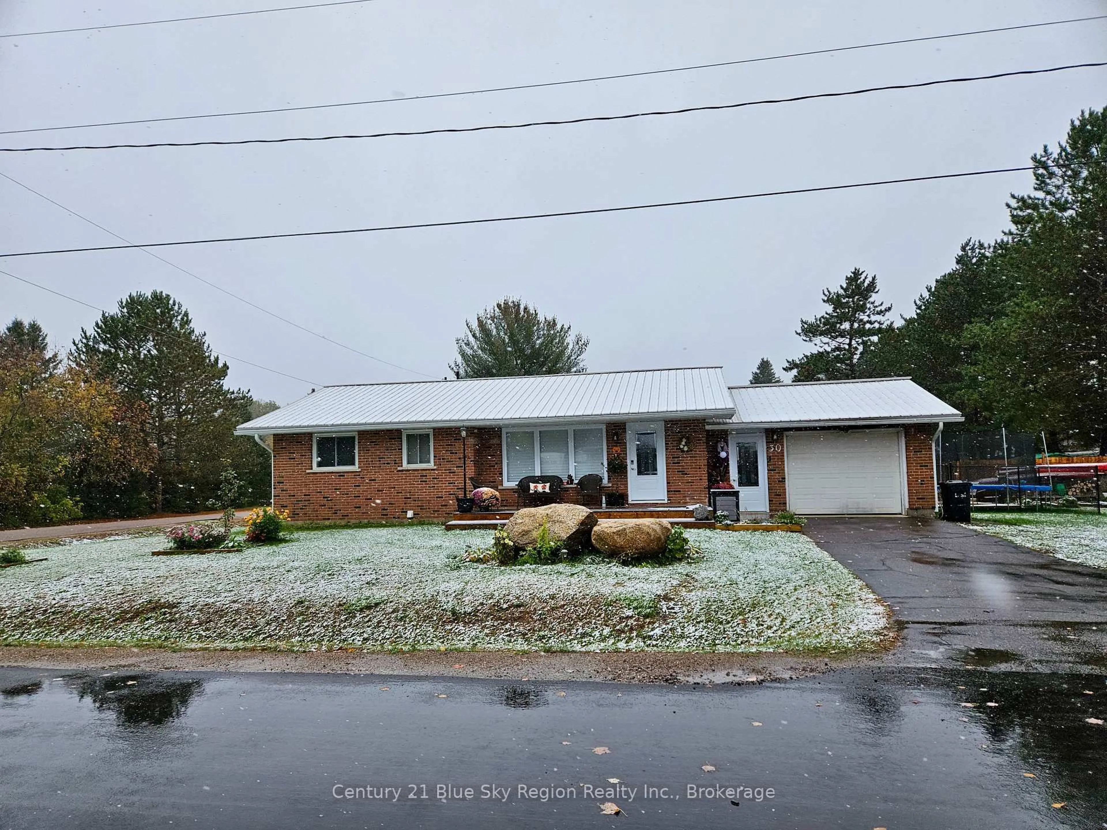 A pic from outside/outdoor area/front of a property/back of a property/a pic from drone, unknown for 30 Alfred St, South River Ontario P0A 1X0